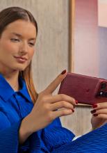 Motorola edge 70 Pro primește o baterie de 6500 mAh, curburi mai subtile și finisaje inspirate de lemn, mătase și Sangria?!