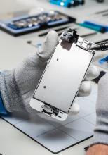 Cât ține cu adevărat un telefon în 2026? Garanție, actualizări și piese explicate pentru România
