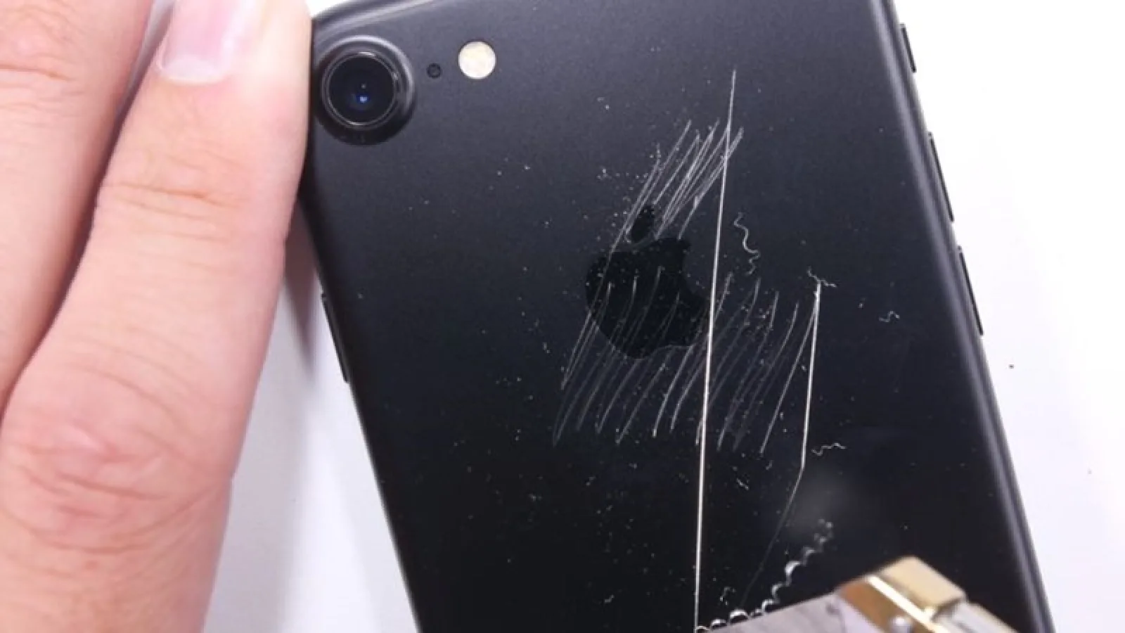 iPhone 7 primeşte testul clasic de zgâriere, îndoire şi "tortură" cu bricheta; Nu se îndoaie şi se zgârie rezonabil (Video)