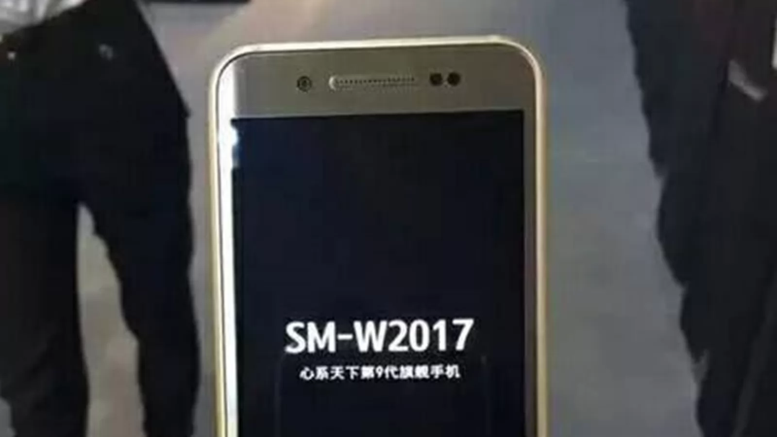 Samsung Galaxy W2017 apare în fotografii! Terminal cu clapetă ce aduce 4 GB RAM și un CPU Snapdragon 820