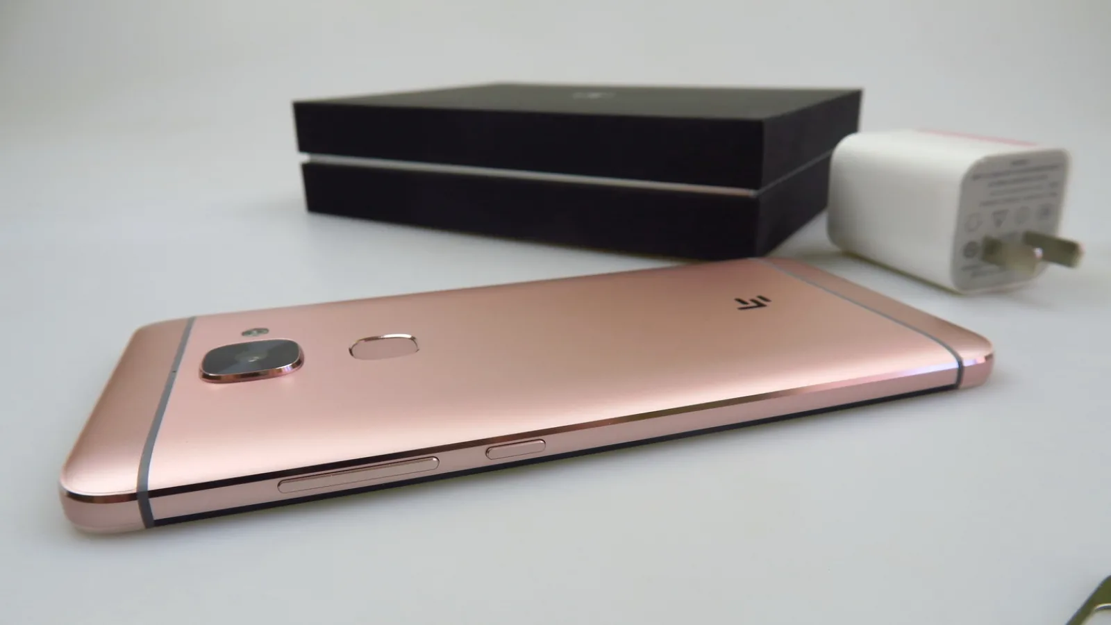 LeEco Le Max 2: Bateria nu e turată la maxim ca restul hardware-ului