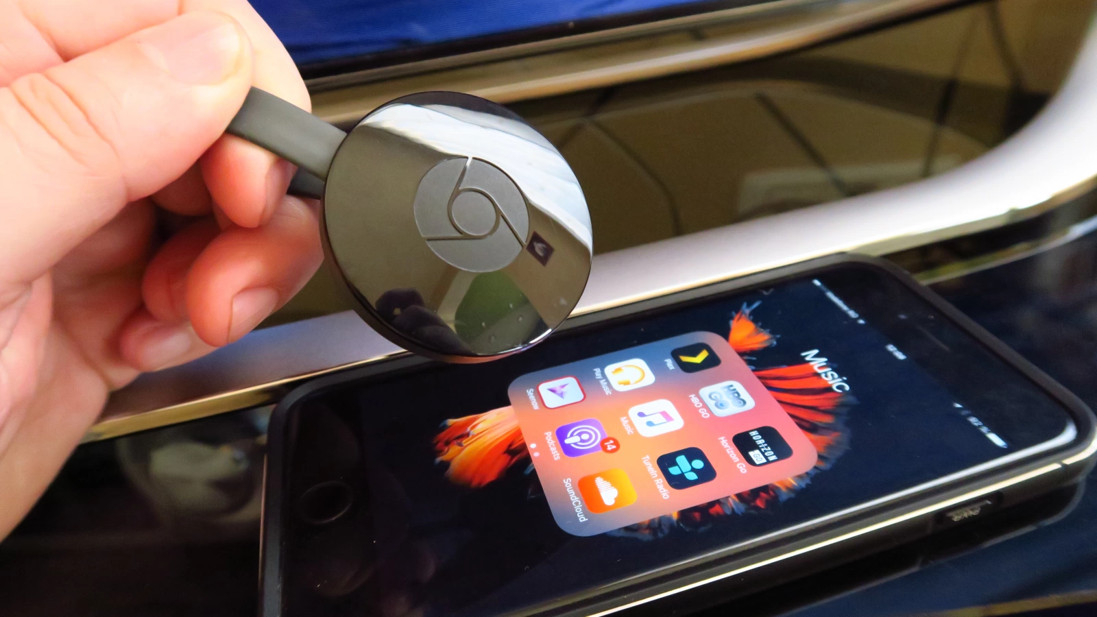 Prezentare Google Chromecast 2.0 (2015): micul puc de hockey care va deveni centrul tău de divertisment, streaming şi mirroring (Video)