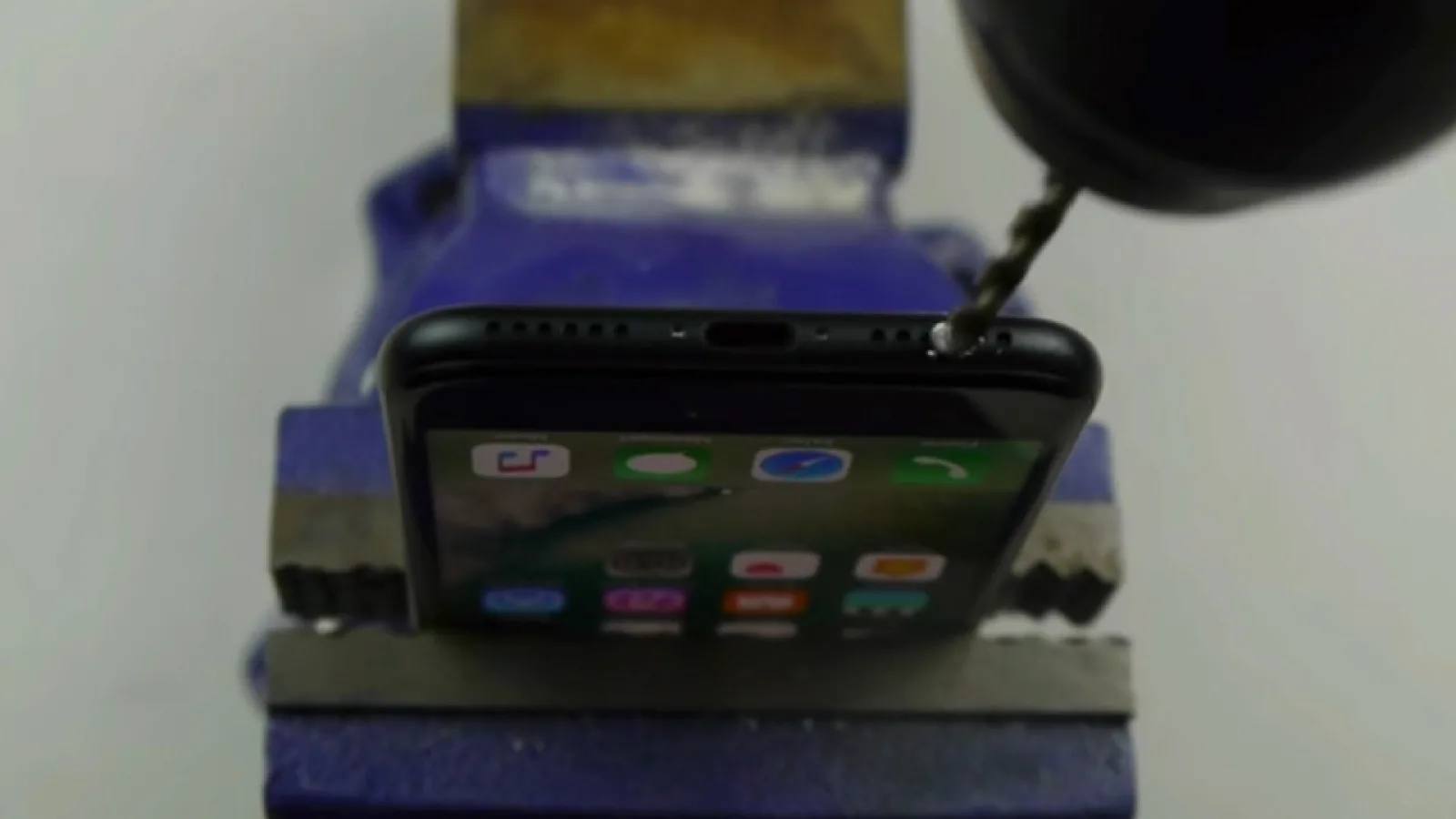 Un clip mincinos de pe YouTube care învaţă posesorii de iPhone 7 să facă găuri cu bormaşina pentru a obţine un jack audio a făcut victime deja