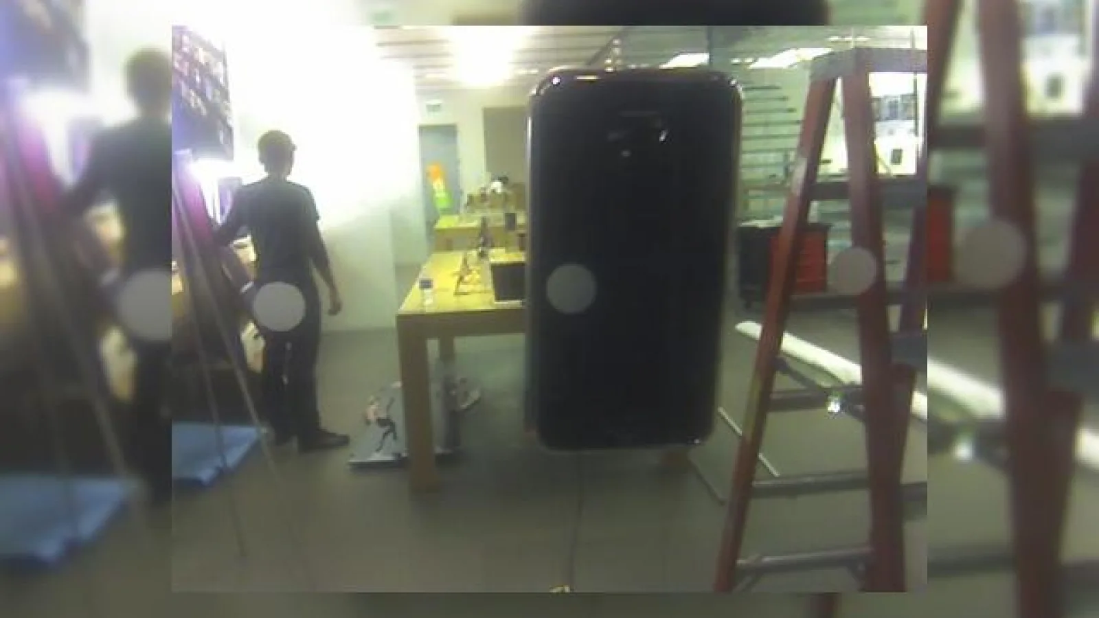 iPhone-uri gigant invadeaza magazinele Apple