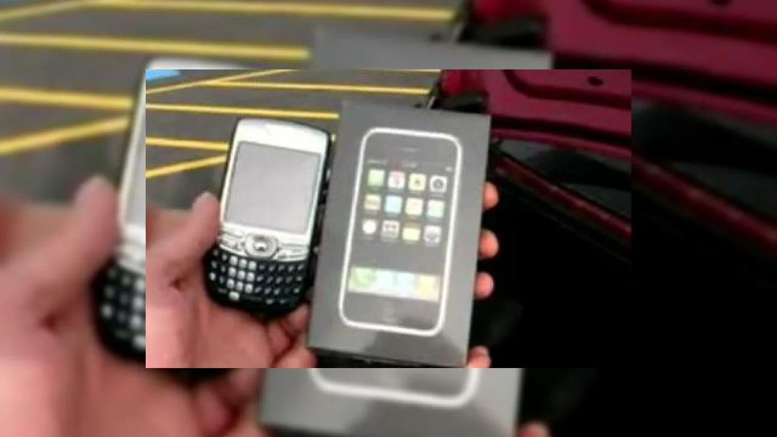 Portbagajul unei masini, scena ad-hoc de prezentare a iPhone