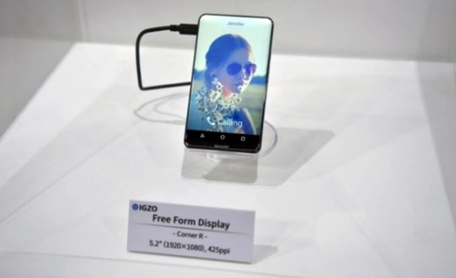 Sharp prezintă smartphone-ul concept Corner R; vine cu un display inedit ce acoperă și colțurile panoului frontal