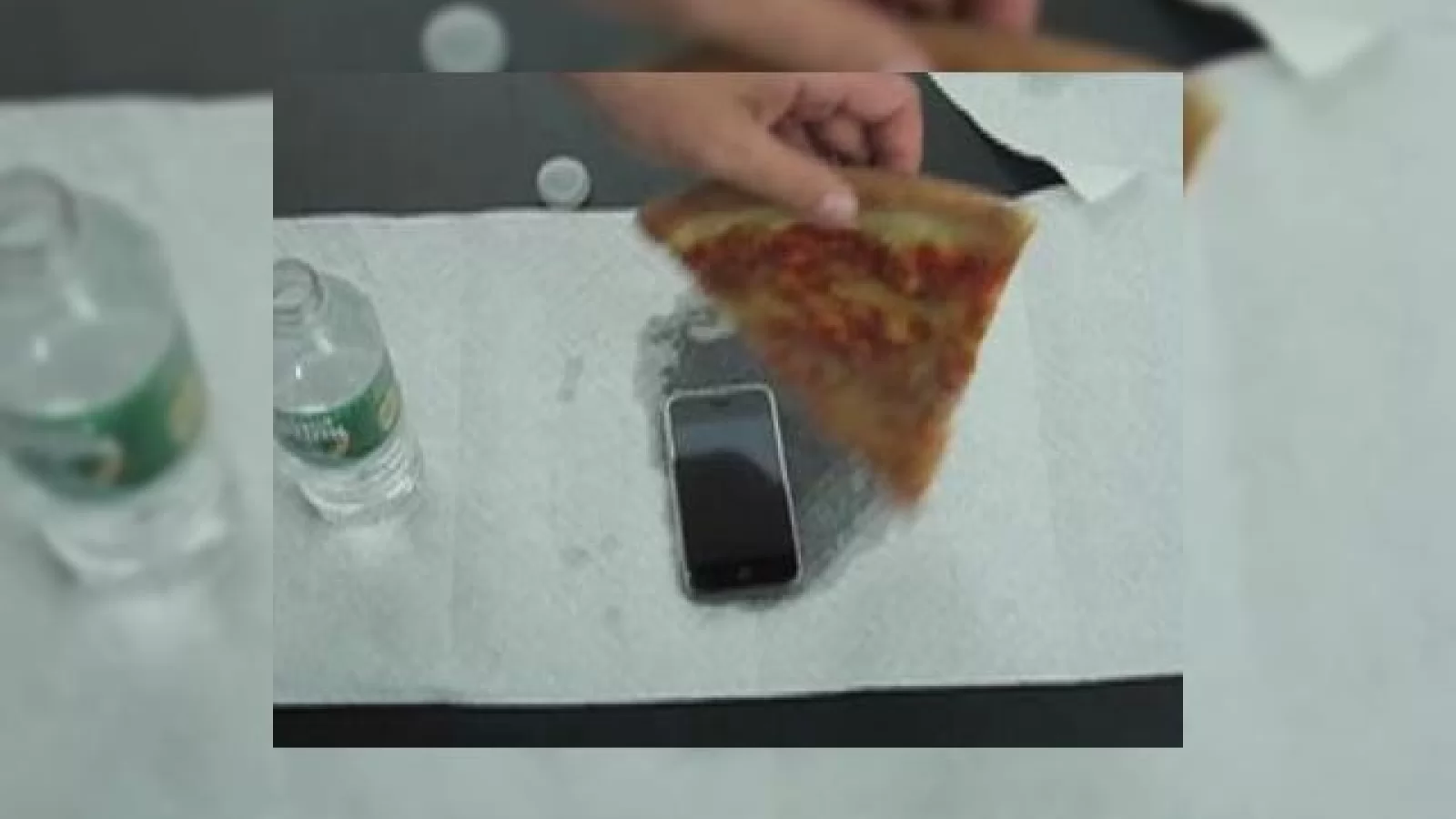 Alta tentativa de distrugere a iPhone... acum cu pizza!