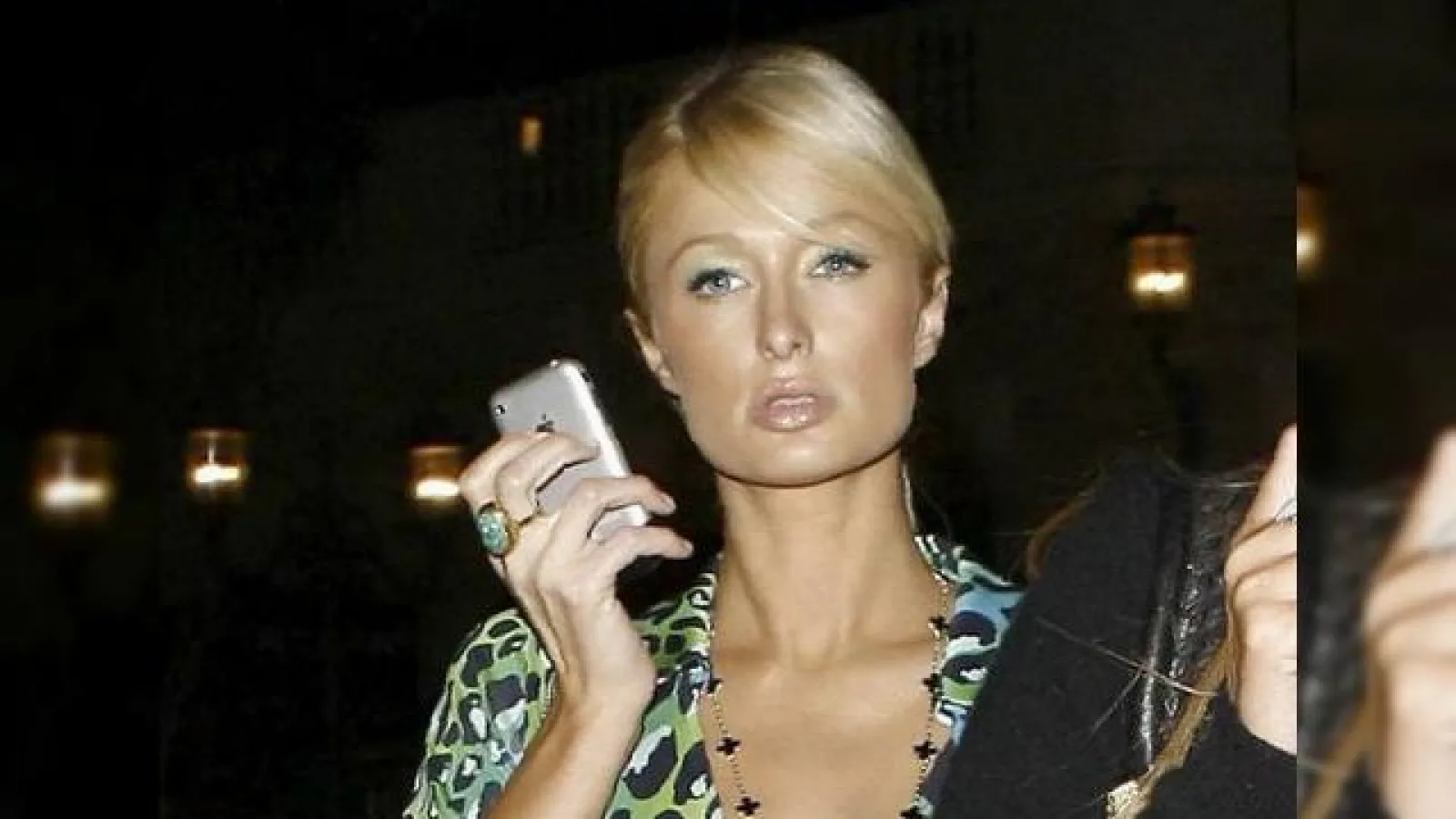 Paris Hilton a pus mana pe.... un iPhone binenteles :)