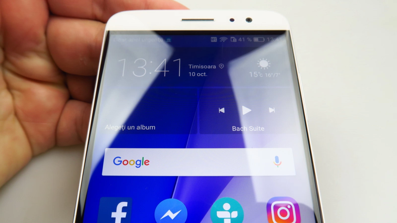 Huawei Nova Plus: Display arătos şi OK iluminat, dar neuniform