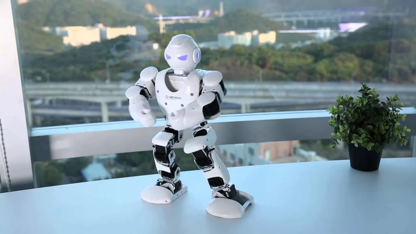 Turul Magazinelor #38: Roboţei dansatori, baterii şi laptopuri, dar şi un "turn" PC copycat