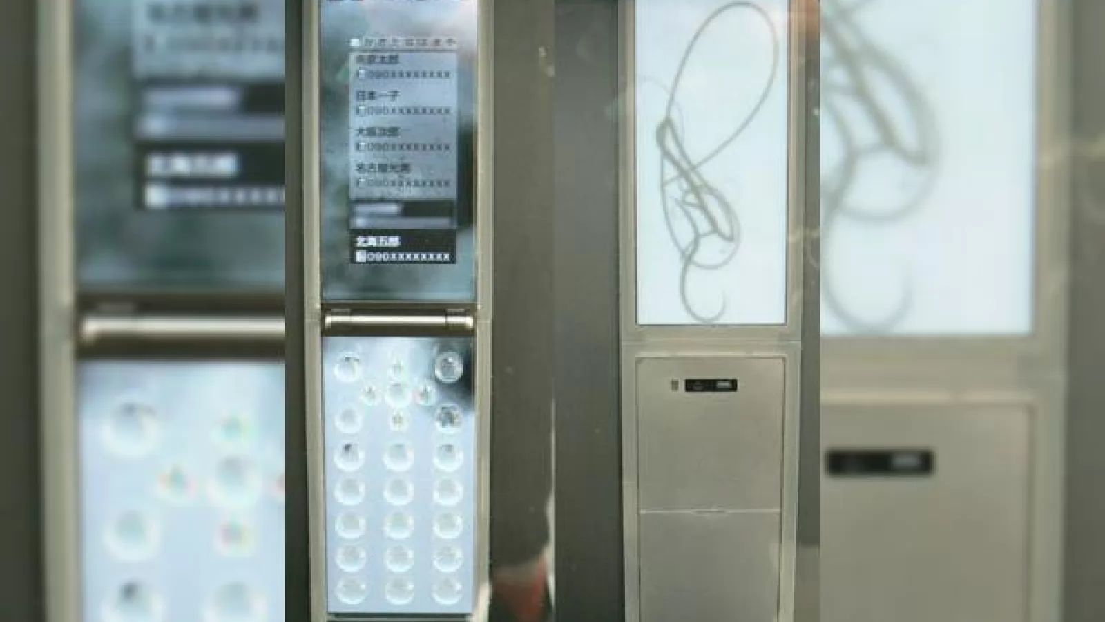 Va prezentam in premiera... telefonul cu 3 display-uri!