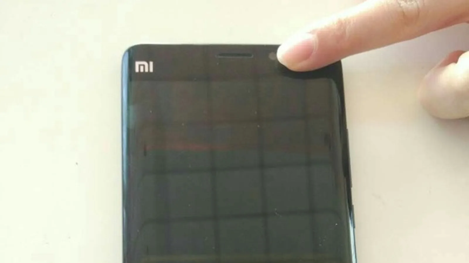 Xiaomi Mi Note 2 apare în noi fotografii; vine cu display curbat și cu o singură cameră foto