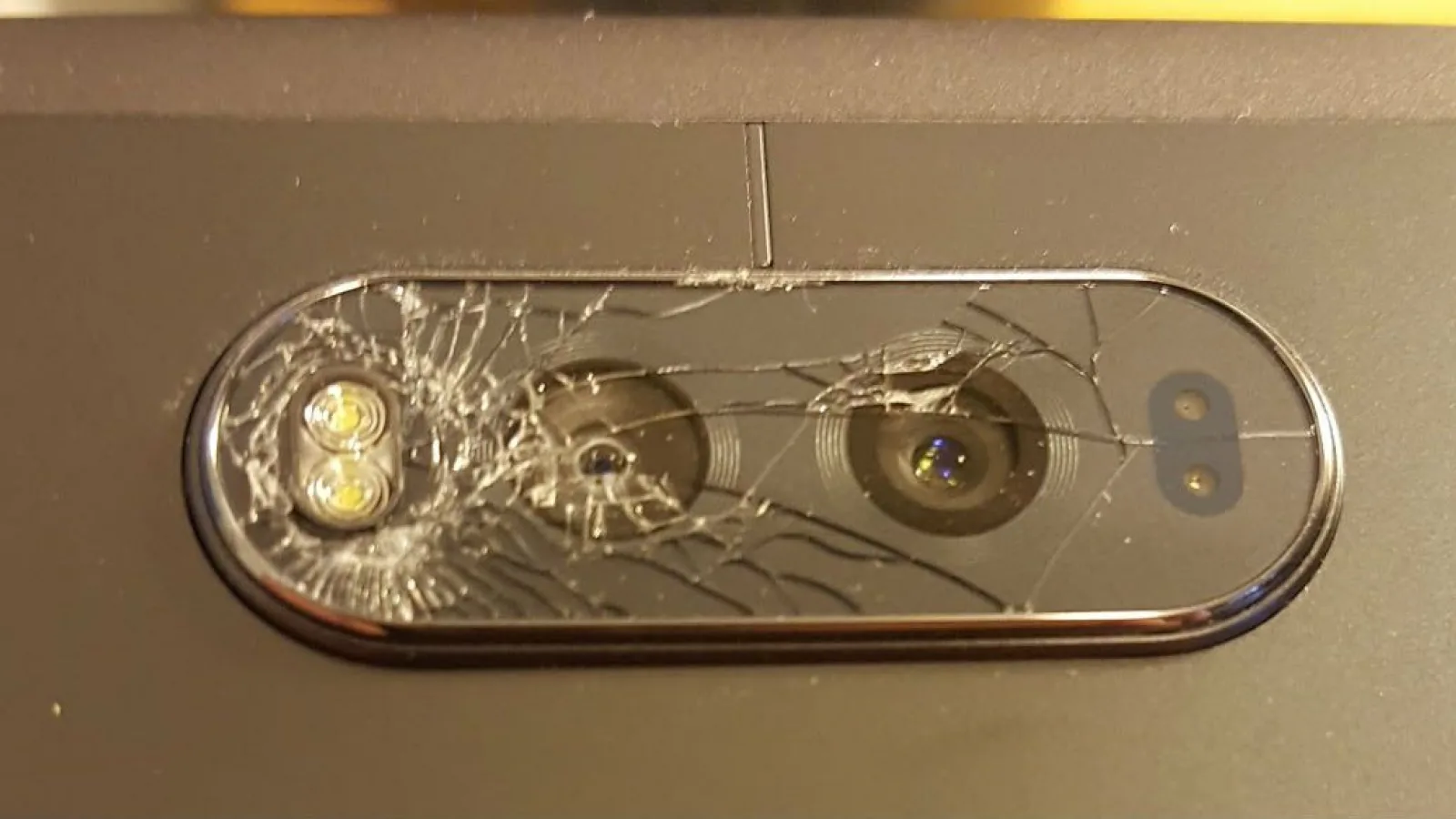 Unii posesori de modele LG V20 afirmă că sticla ce acoperă camera duală se sparge prea uşor