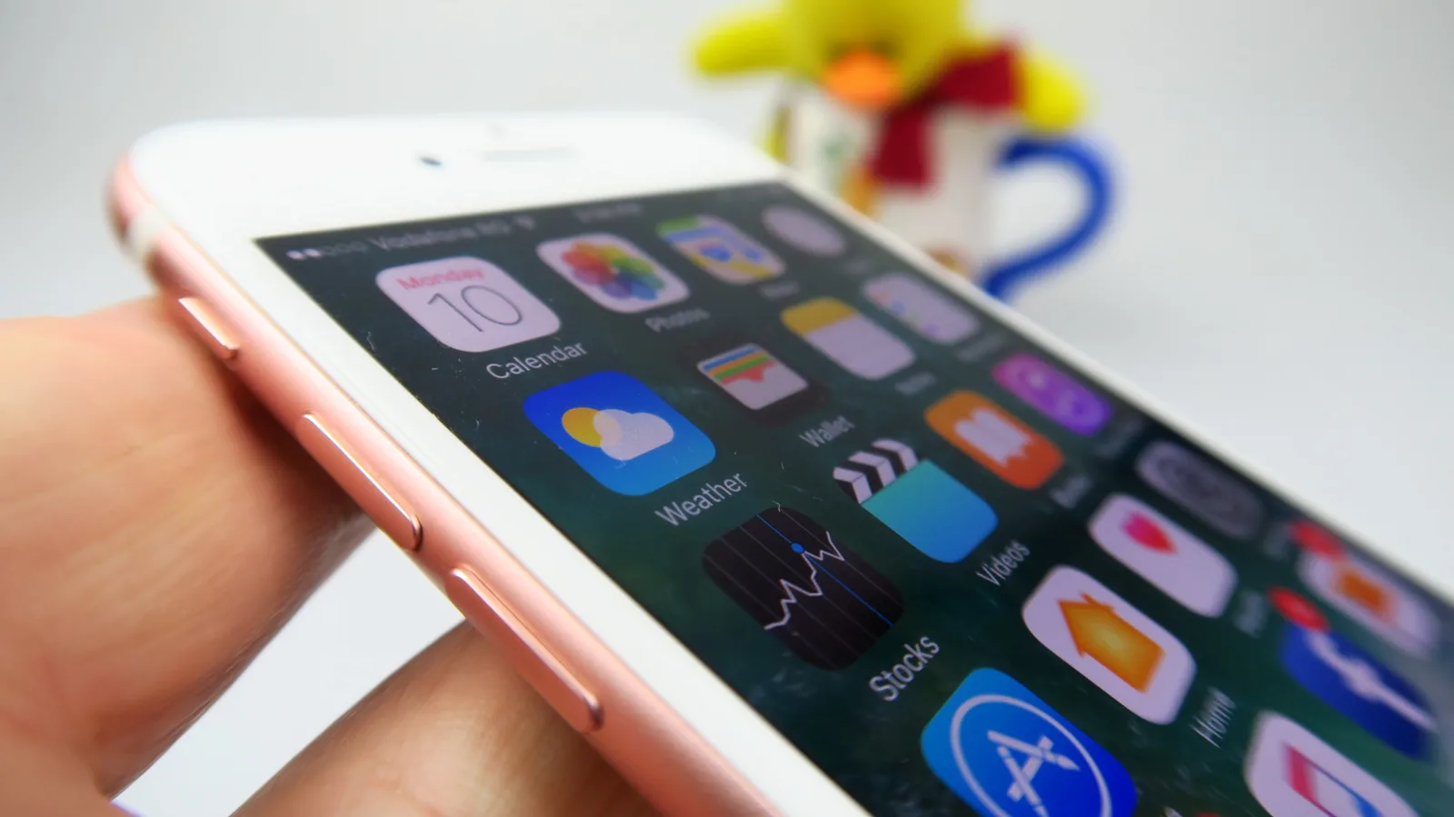 iPhone 7: OS, UI, aplicaţii Apple cu modificări non-gigantice; iMessage ia caimacul