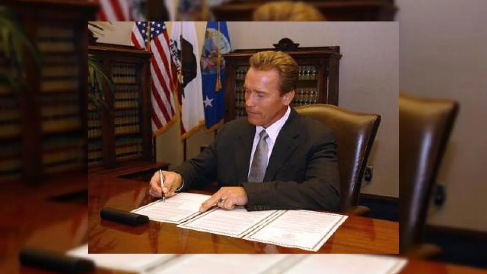 Schwarzenegger interzice mobilele la volan!