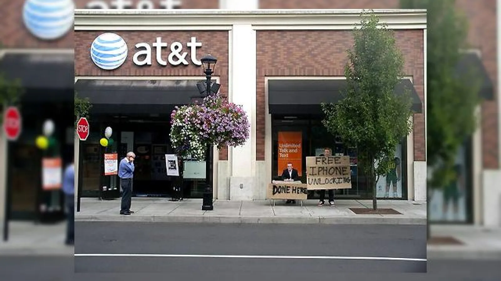 Dovada de curaj: deblocarea unui iPhone in fata magazinului AT&T