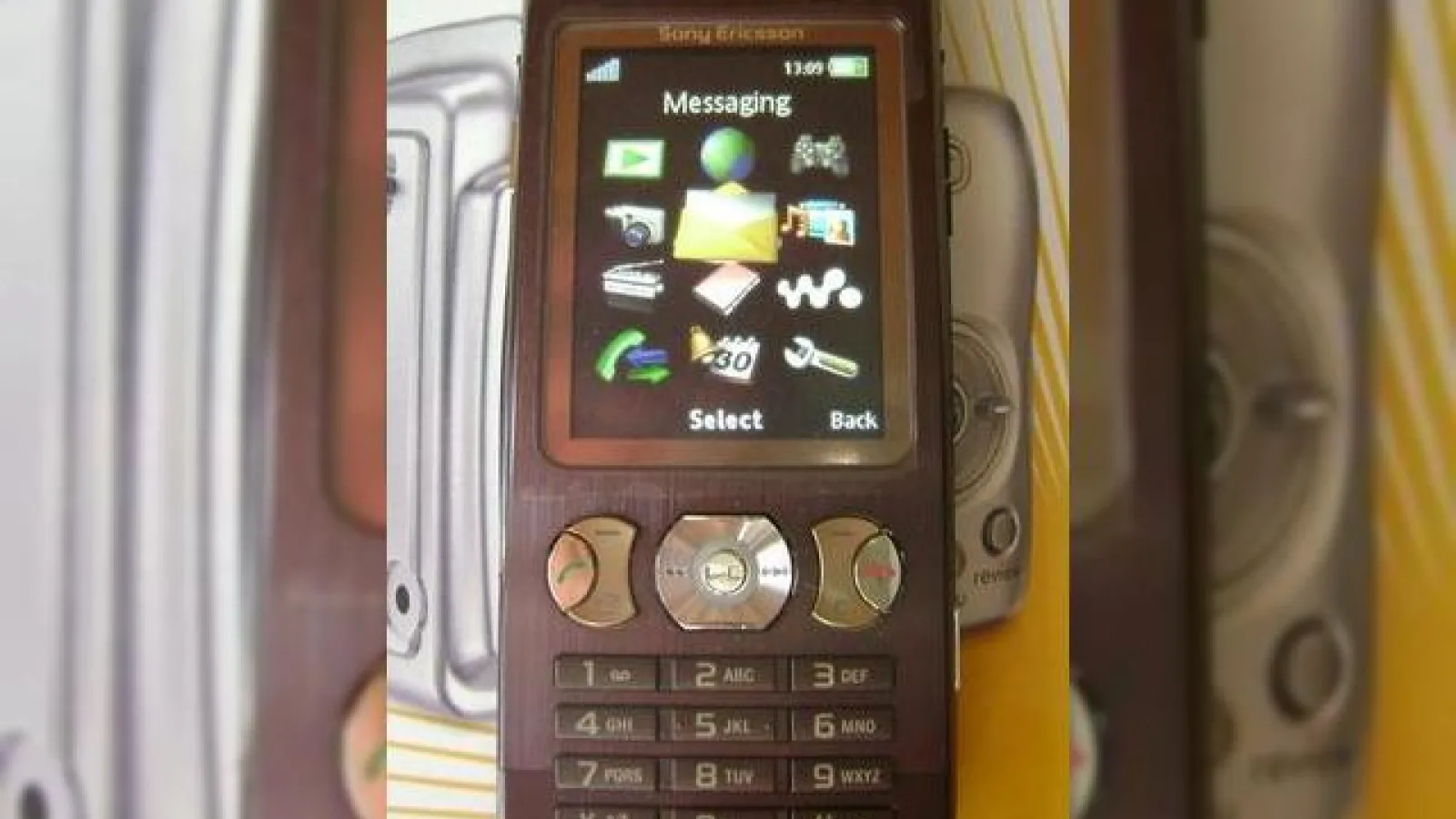 Succesorul lui Sony Ericsson W880 "scapat" pe Internet