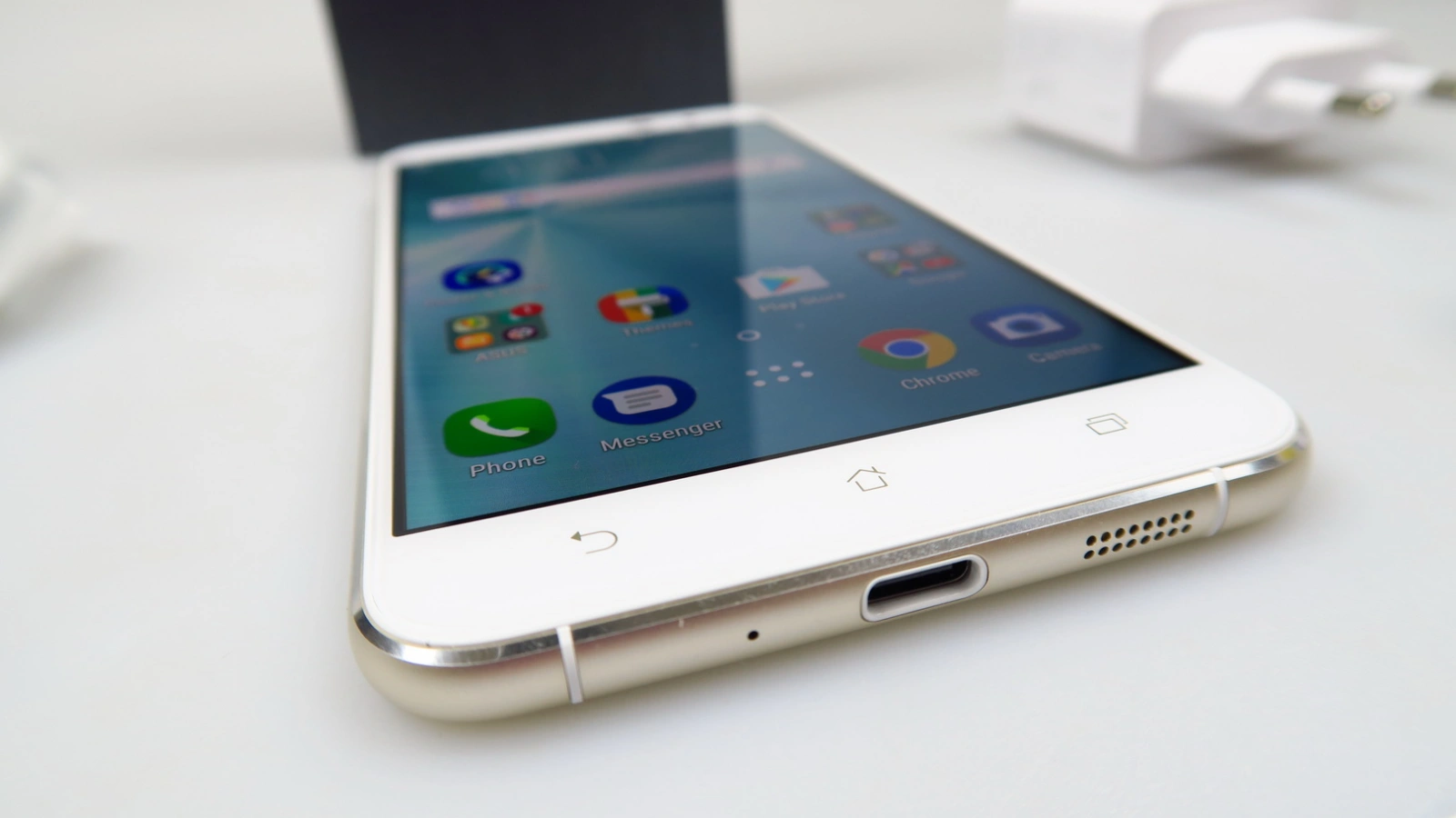 ASUS ZenFone 3 (ZE552KL) Unboxing: mai mare, mai generos ca baterie, mai... alb (Video)