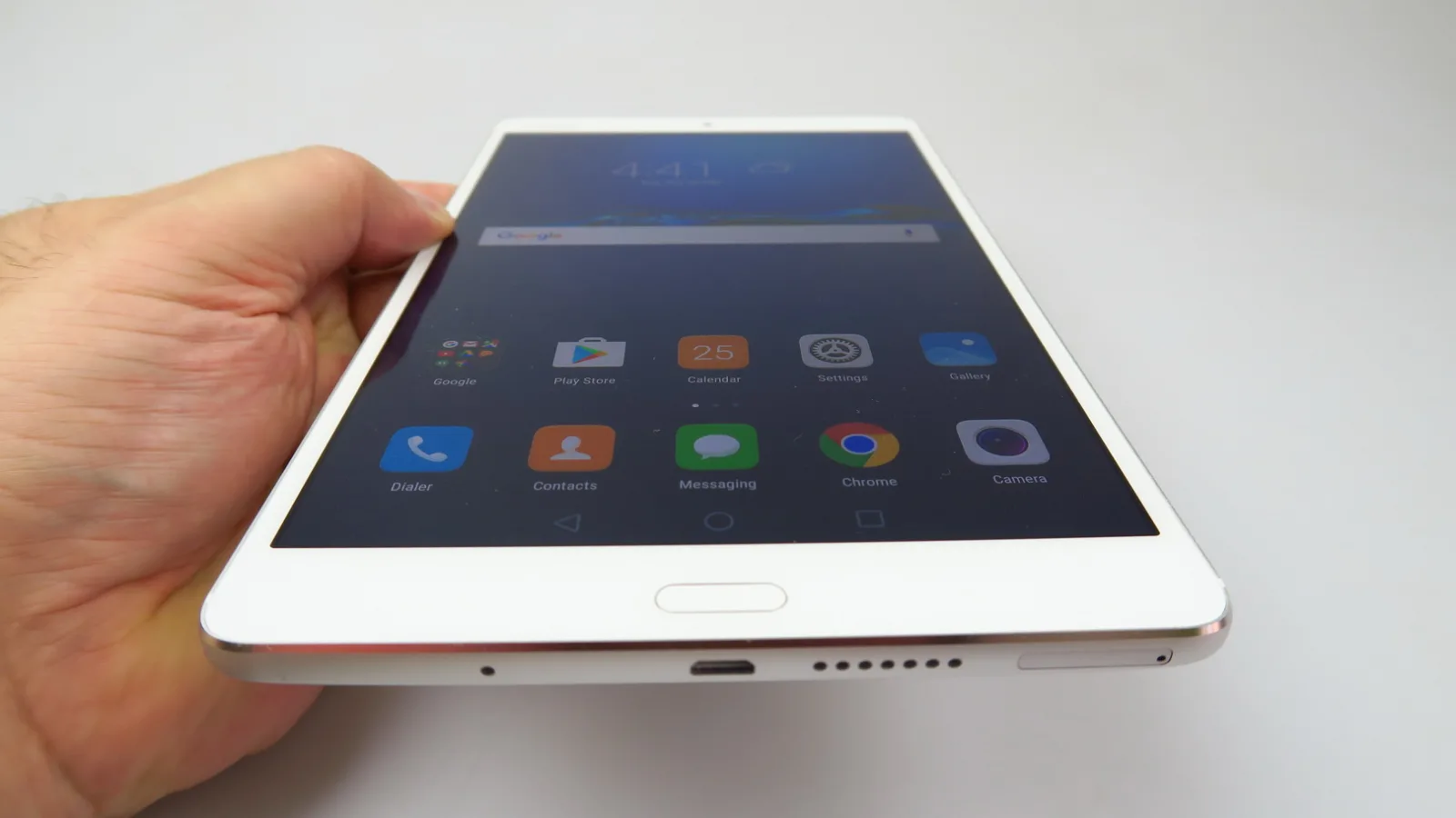 Huawei MediaPad M3: Display bun doar la interior, cu unele unghiuri ce joacă feste