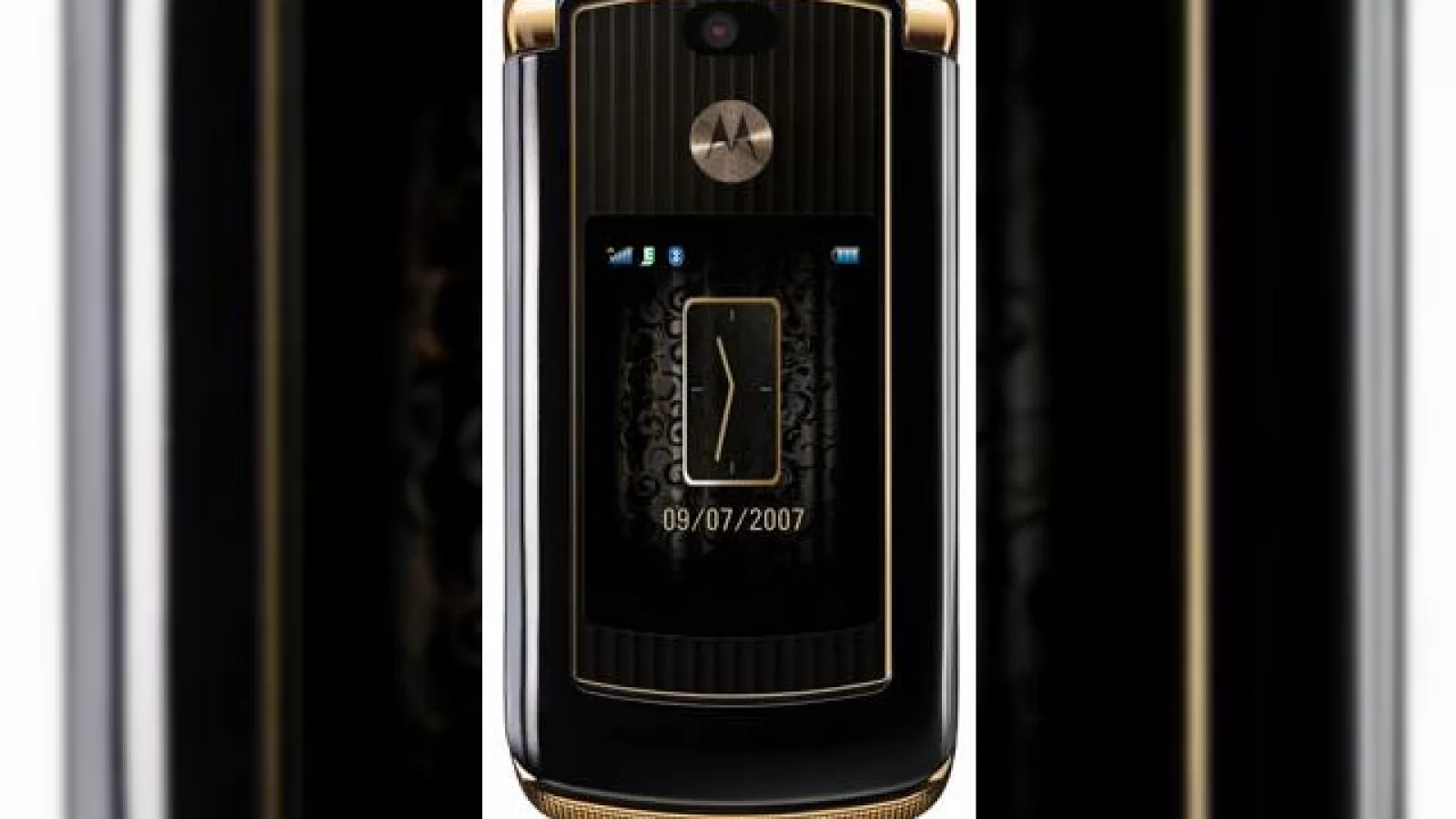 Motorola lanseaza telefonul RAZR2 V8, editia de lux