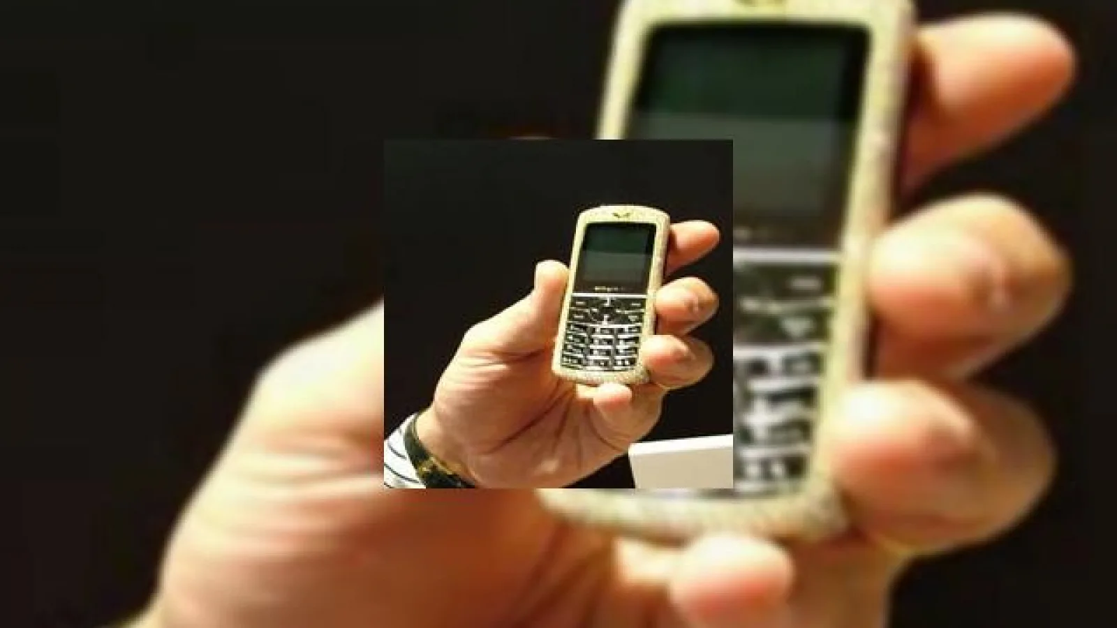 Telefonul Formula 1 Spyker, impodobit cu diamante si aur