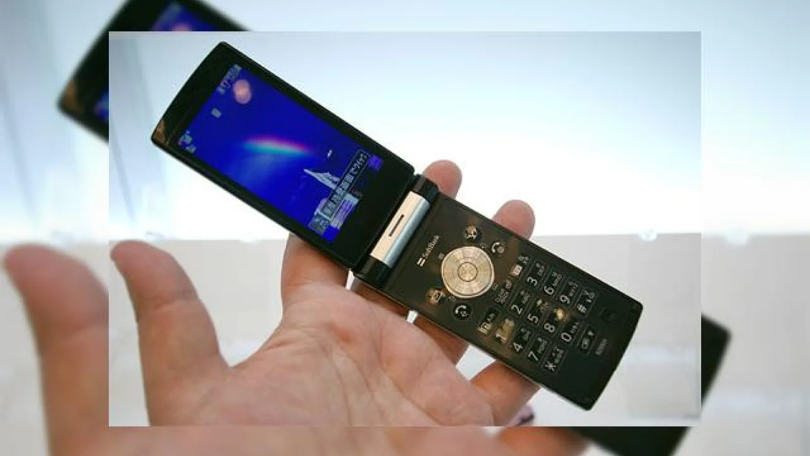 Sharp AQUOS DMB, telefonul cu display de 480 x 854 pixeli
