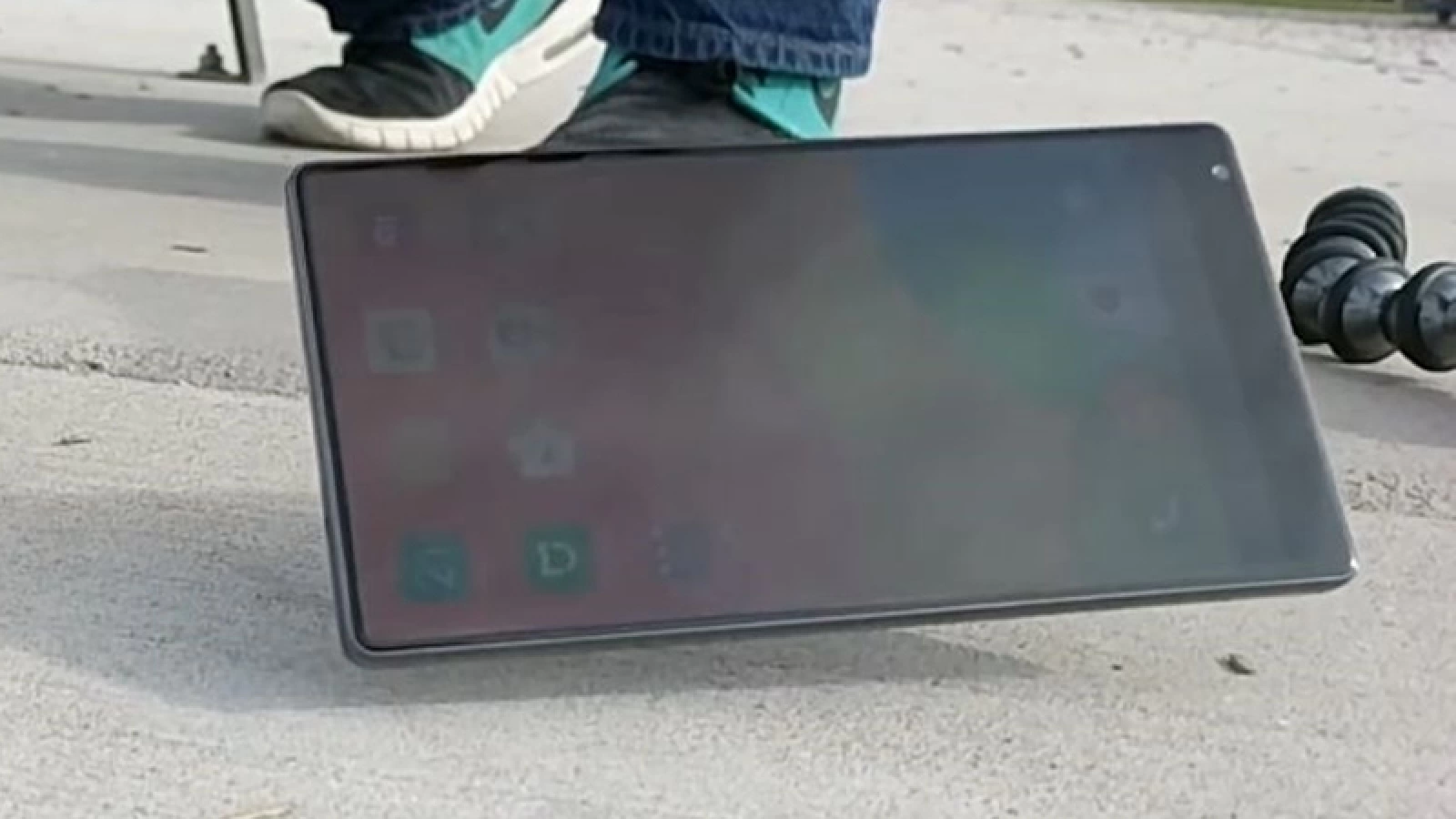 Xiaomi Mi MIX primeşte şi un drop test, vedem cât de casabil e (Video)