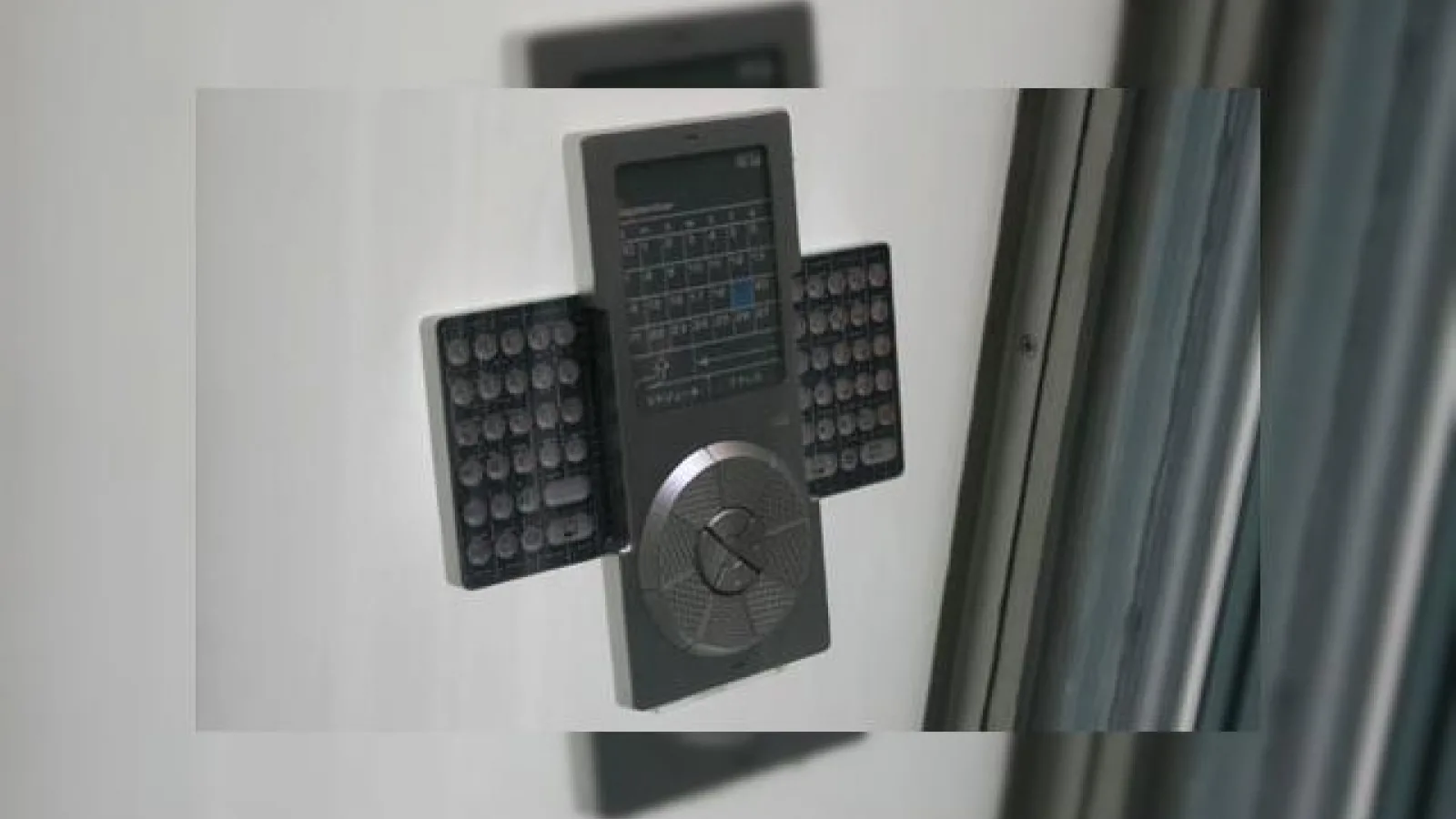 KDDI dezvolta telefoane futuriste, dar nu telefoane utile