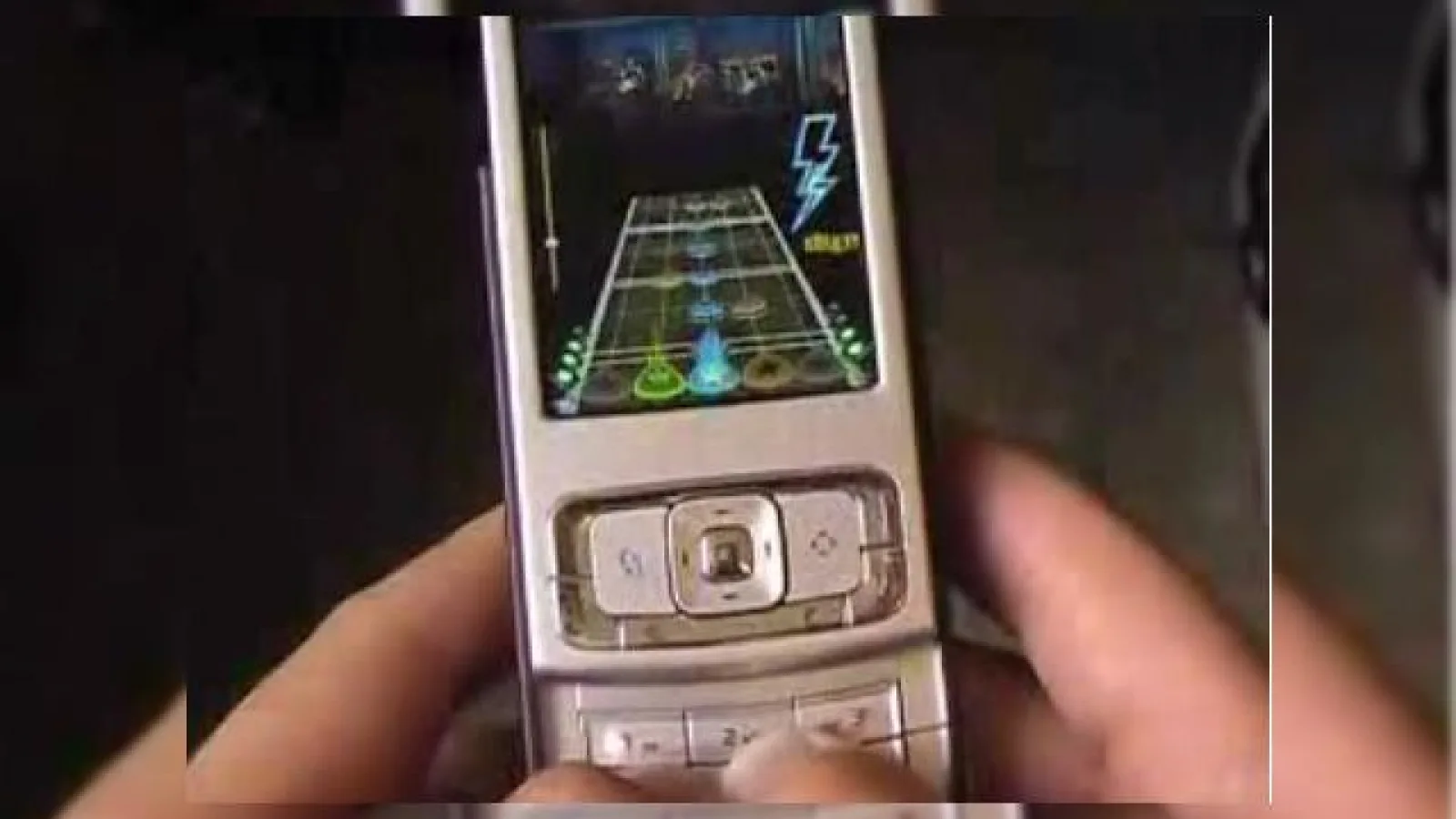 Guitar Hero Mobile te face star rock pe mobil!