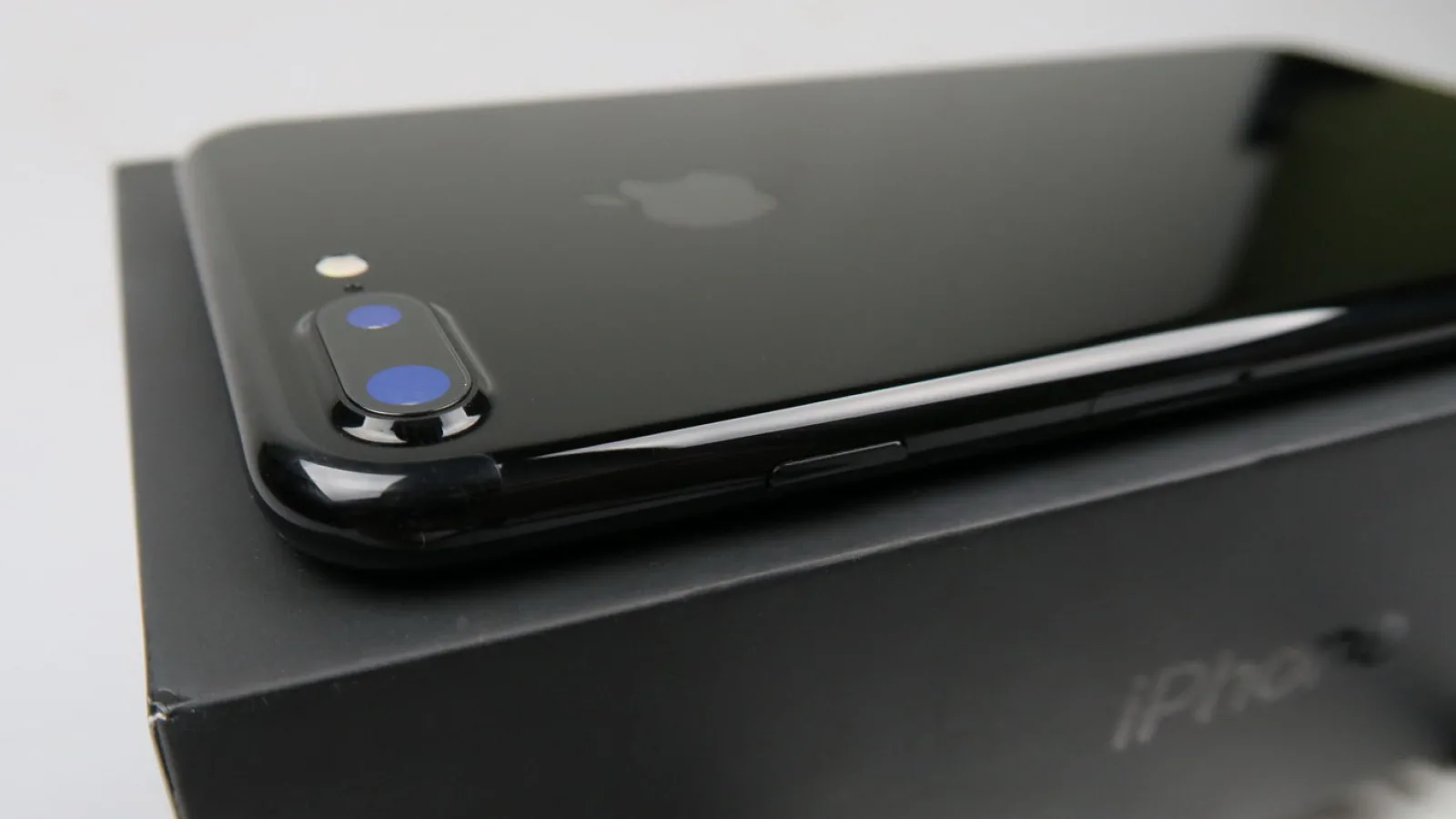 iPhone 7 Plus Unboxing (Jet Black, 128 GB): primul telefon cu cameră duală de la Apple face o impresie bună prin nuanţa sa unică (Video)