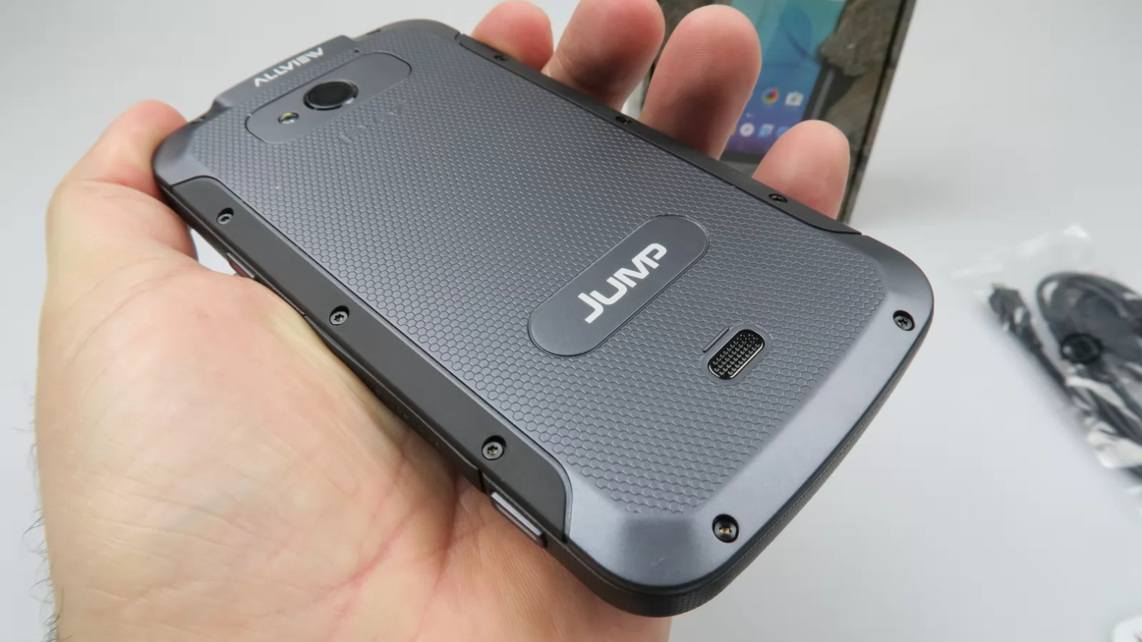 Allview E3 Jump unboxing: scoatem din cutie primul telefon rugged de la Allview (Video)