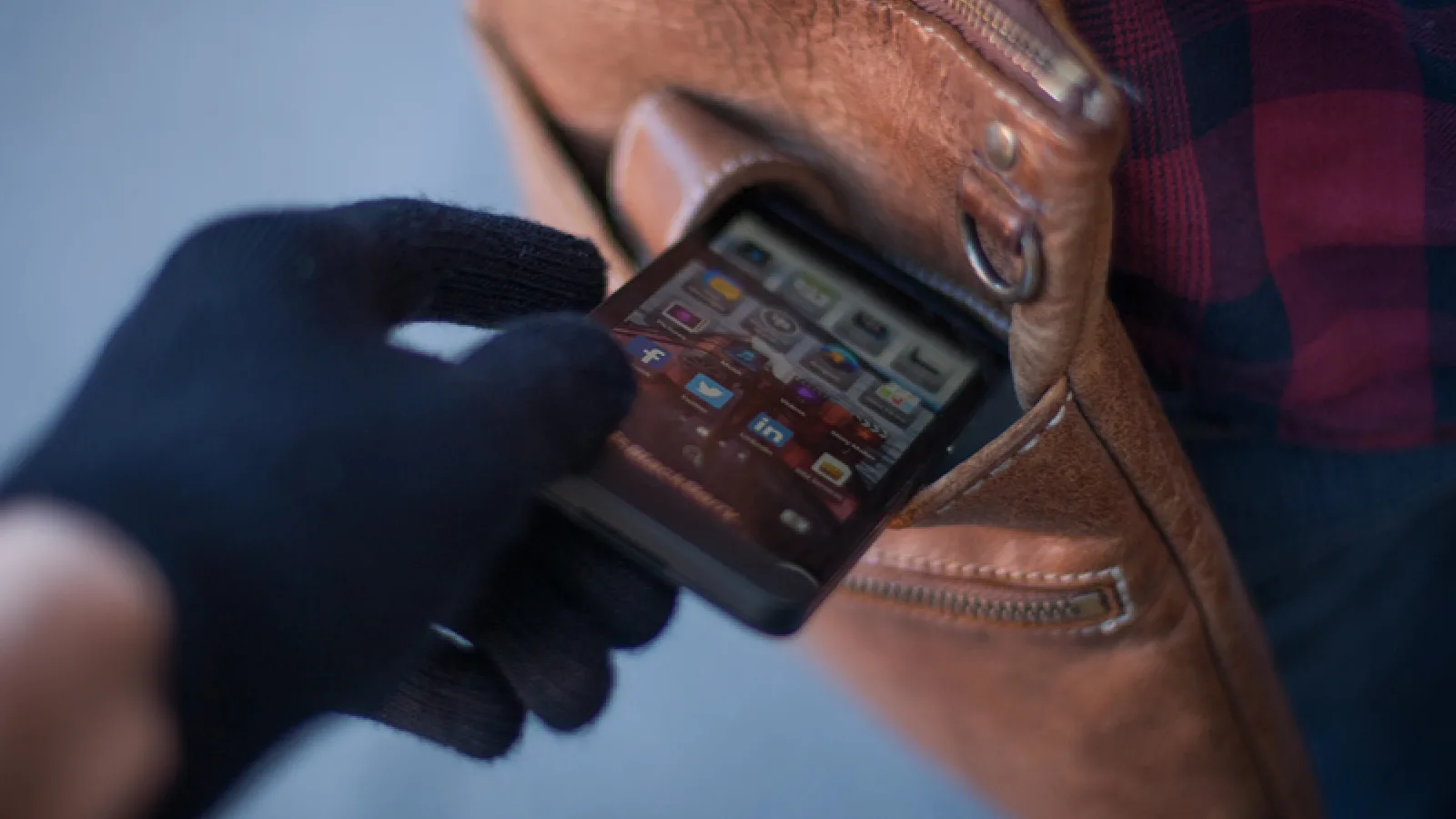 Probabil cel mai original scurt metraj implicând un smartphone: un tânăr şi-a lăsat telefonul pe mâna unui hoţ şi a realizat un film din experienţa sa (Video)