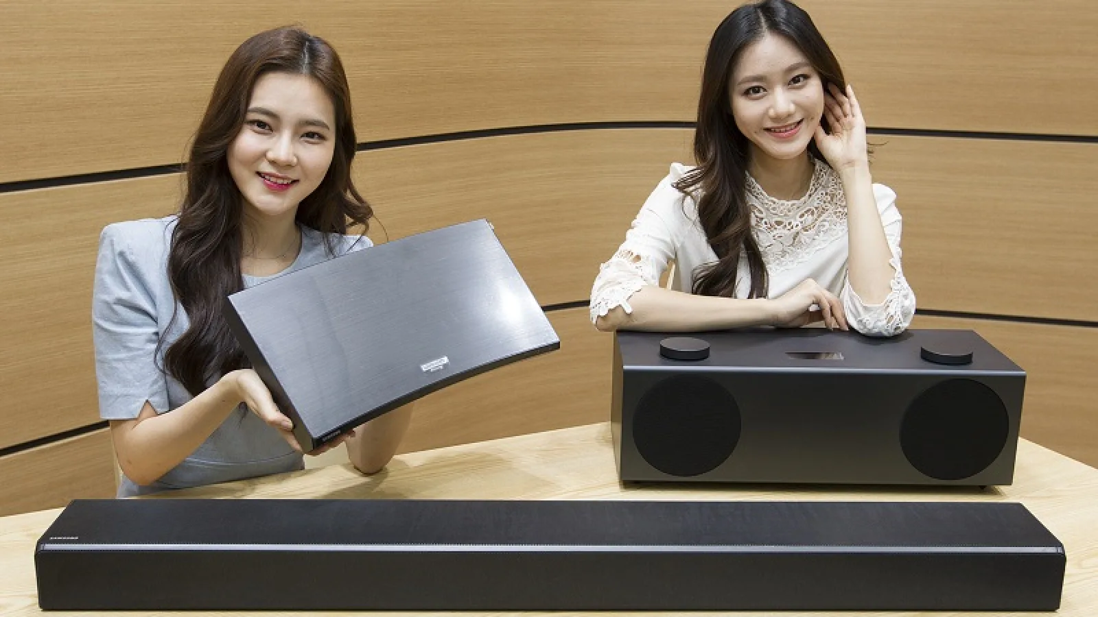 CES 2017: Samsung prezintă un aspirator robotizat cu suport Amazon Echo, difuzor wireless, sound bar şi player Blu-ray HDR şi UHD