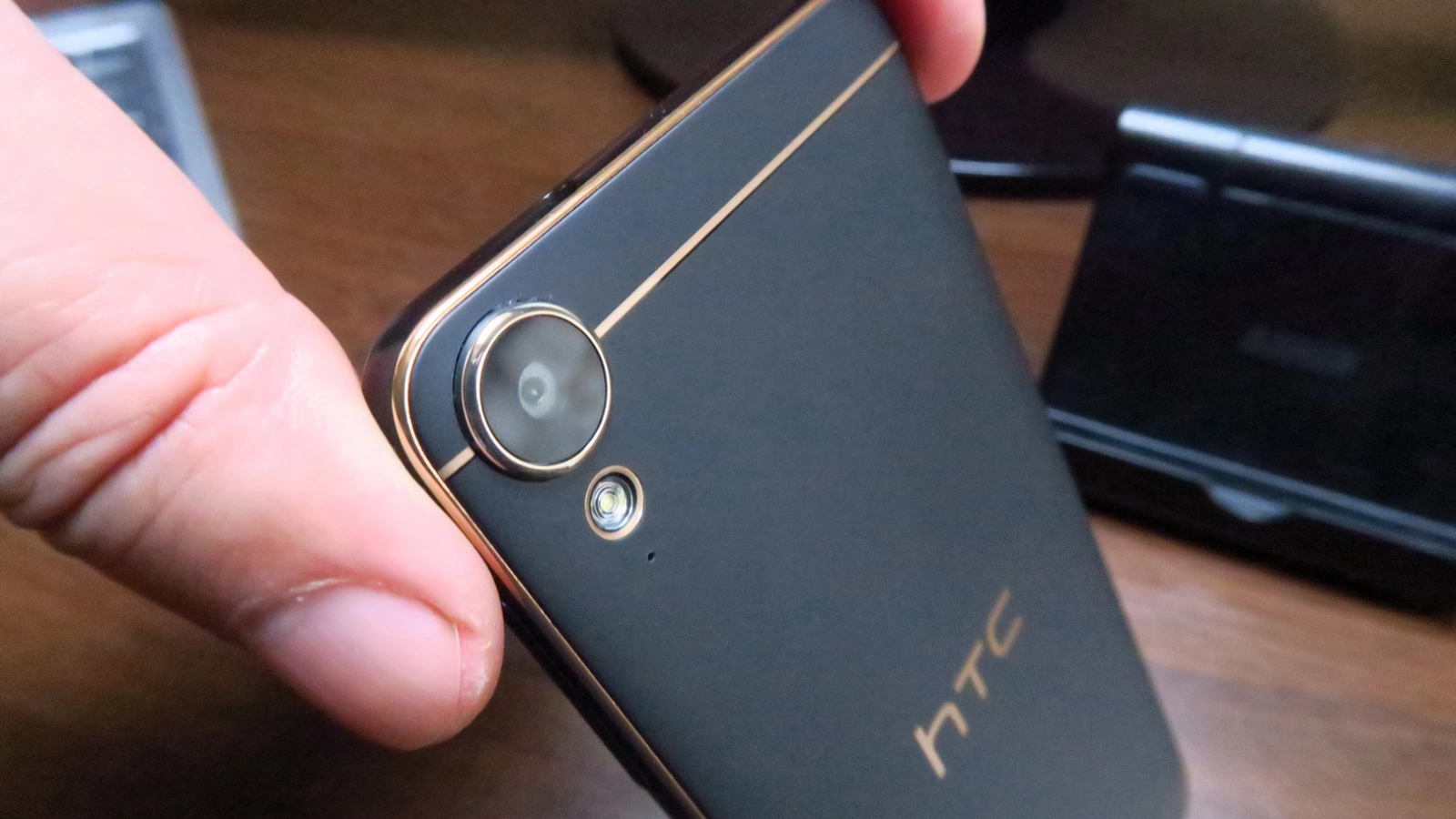 HTC Desire 10 Lifestyle: Design-ul e subiect de gusturi de această dată, dar calitatea construcţiei e bună
