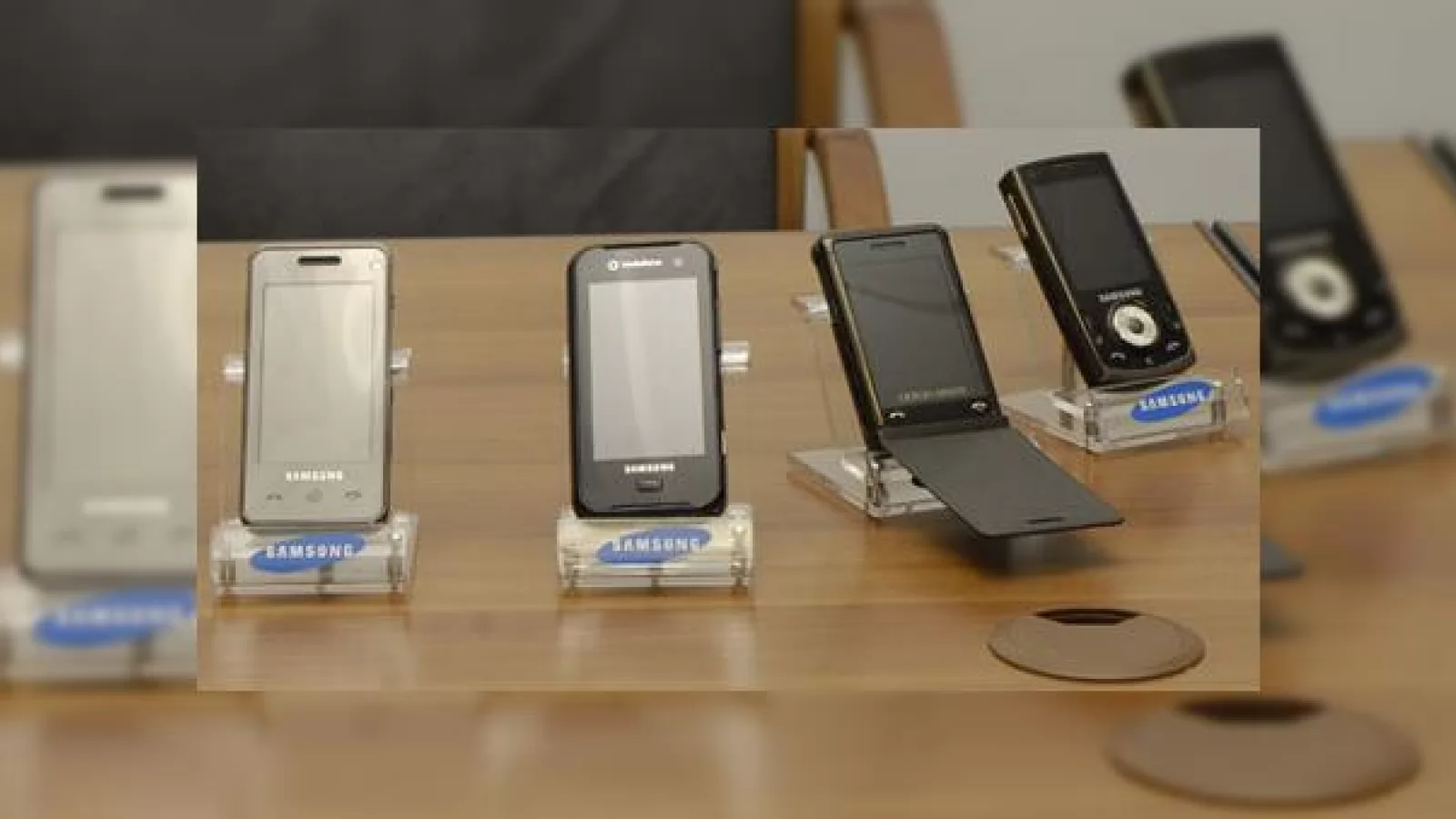 Telefoanele Samsung F490 si P720, la nord de Romania, in premiera!