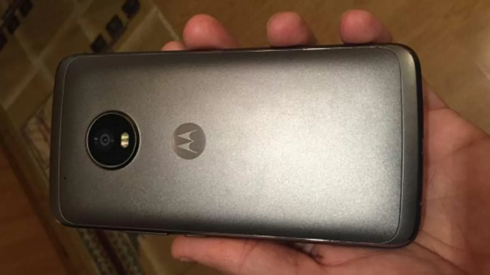 Un prototip Motorola Moto G5 Plus este pus la vânzare pe OLX.ro; vedem fotografii hands-on și aflăm detalii tehnice