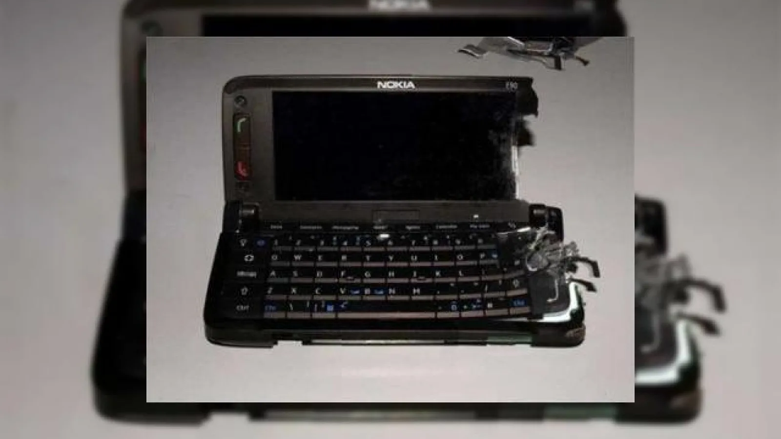 Nokia E90 vandut la un pret de nimic pe eBay