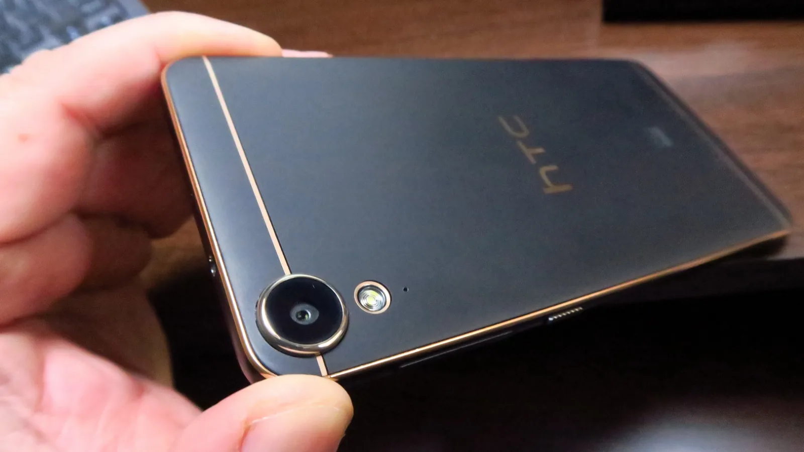 HTC Desire 10 Lifestyle: Benchmark-uri modeste, nişte lag şi supraîncălzire