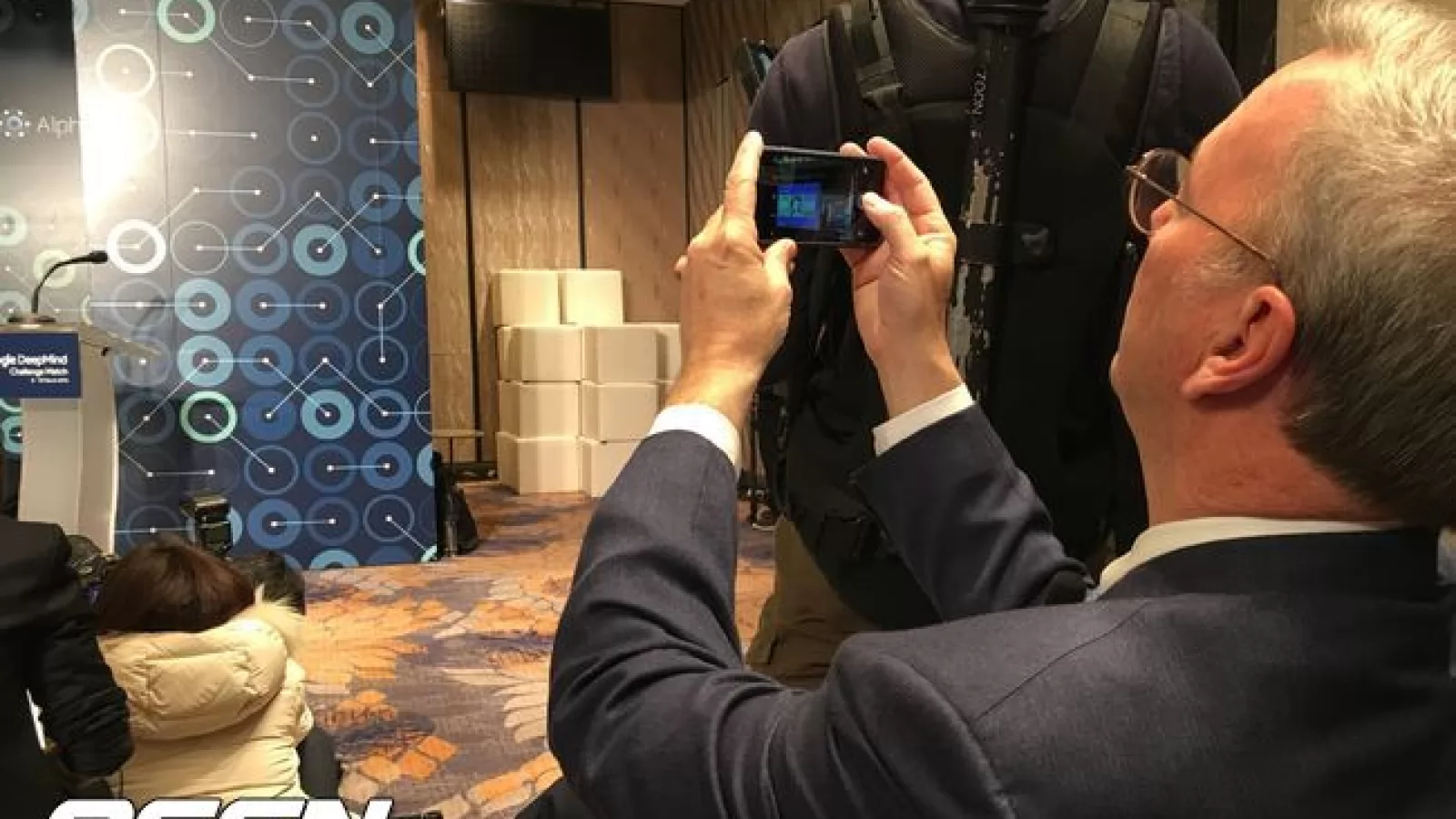 Directorul Google, Eric Schmidt surprins folosind un iPhone în public