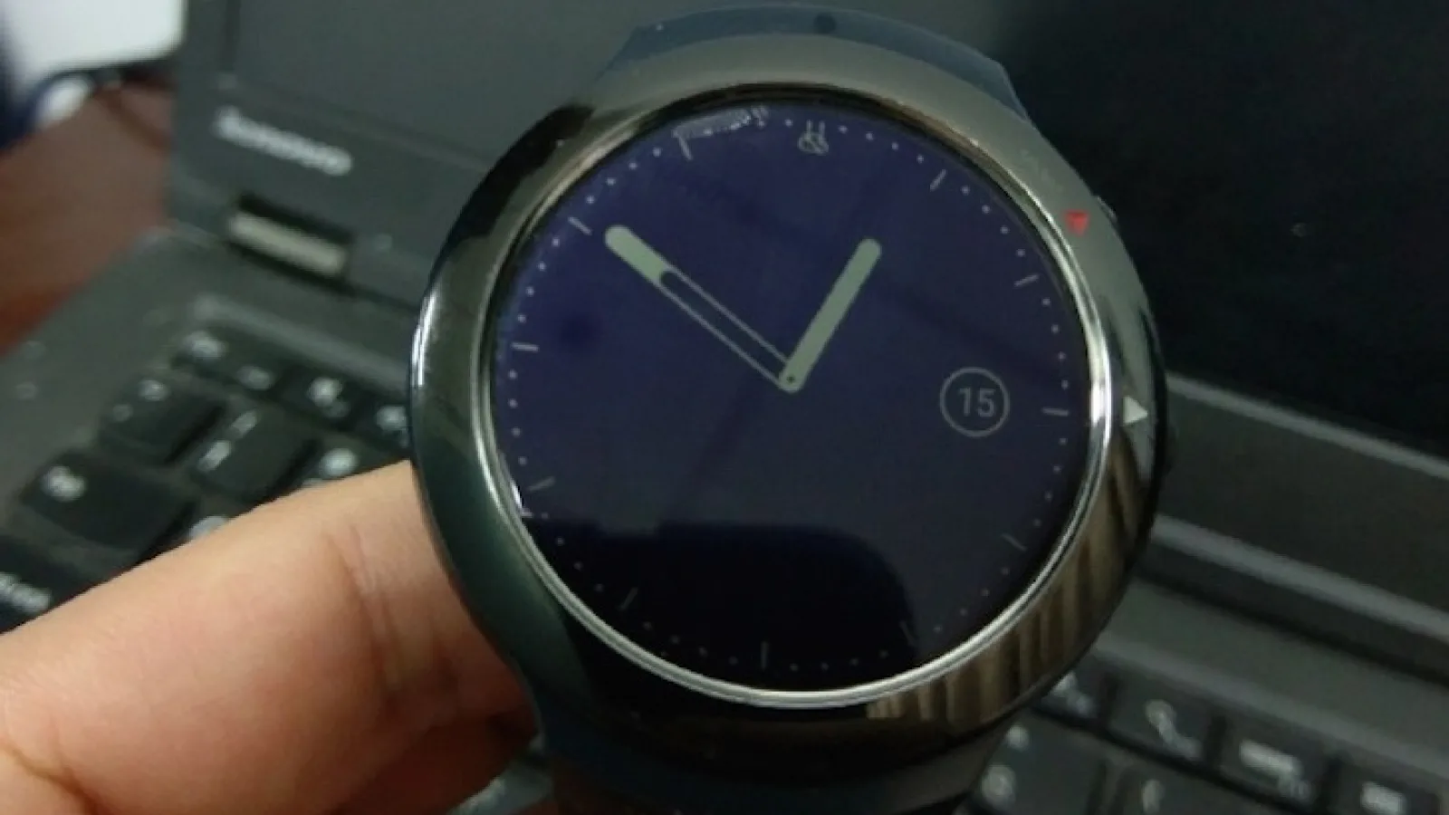 Viitorul smartwatch HTC cu Android Wear apare într-o galerie amplă de imagini, cu o curea sportivă la pachet