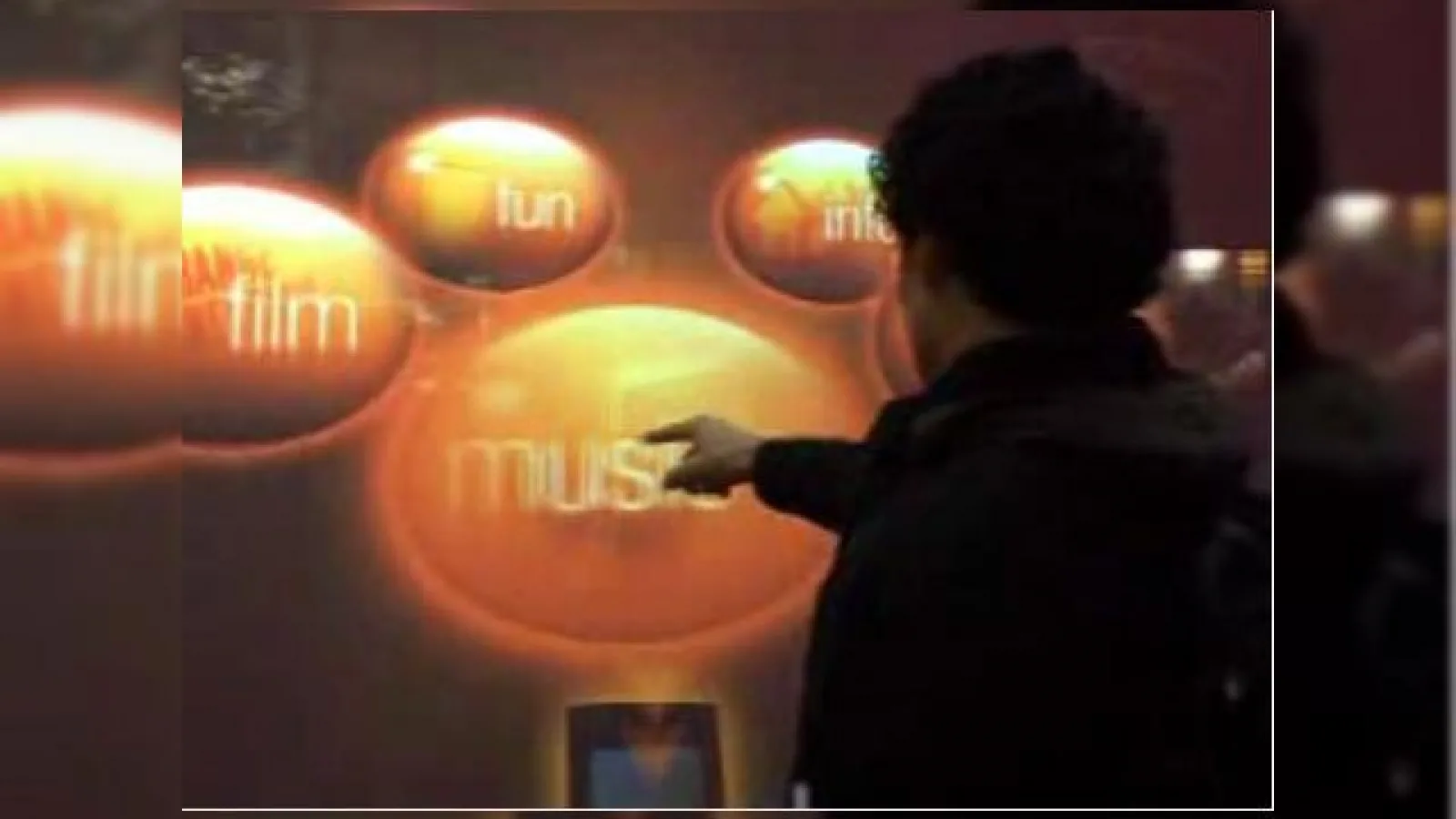 Orange prezinta display-ul bazat pe gestica, mai "tare" decat touchscreenul