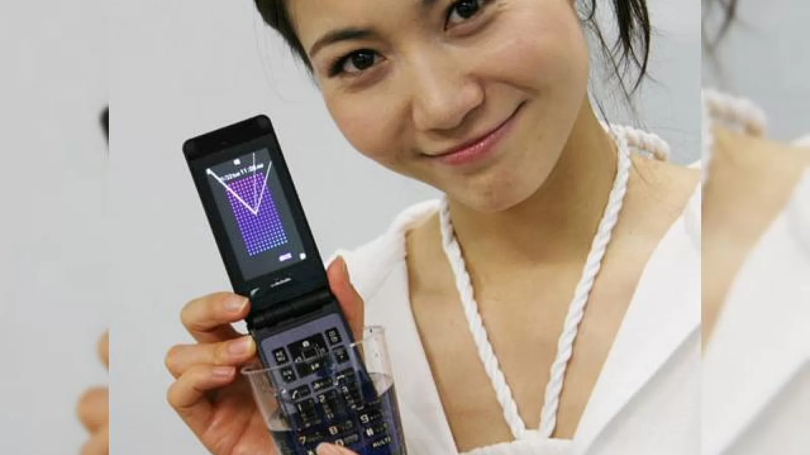 Fujitsu F705i, telefonul slim 3G impermeabil