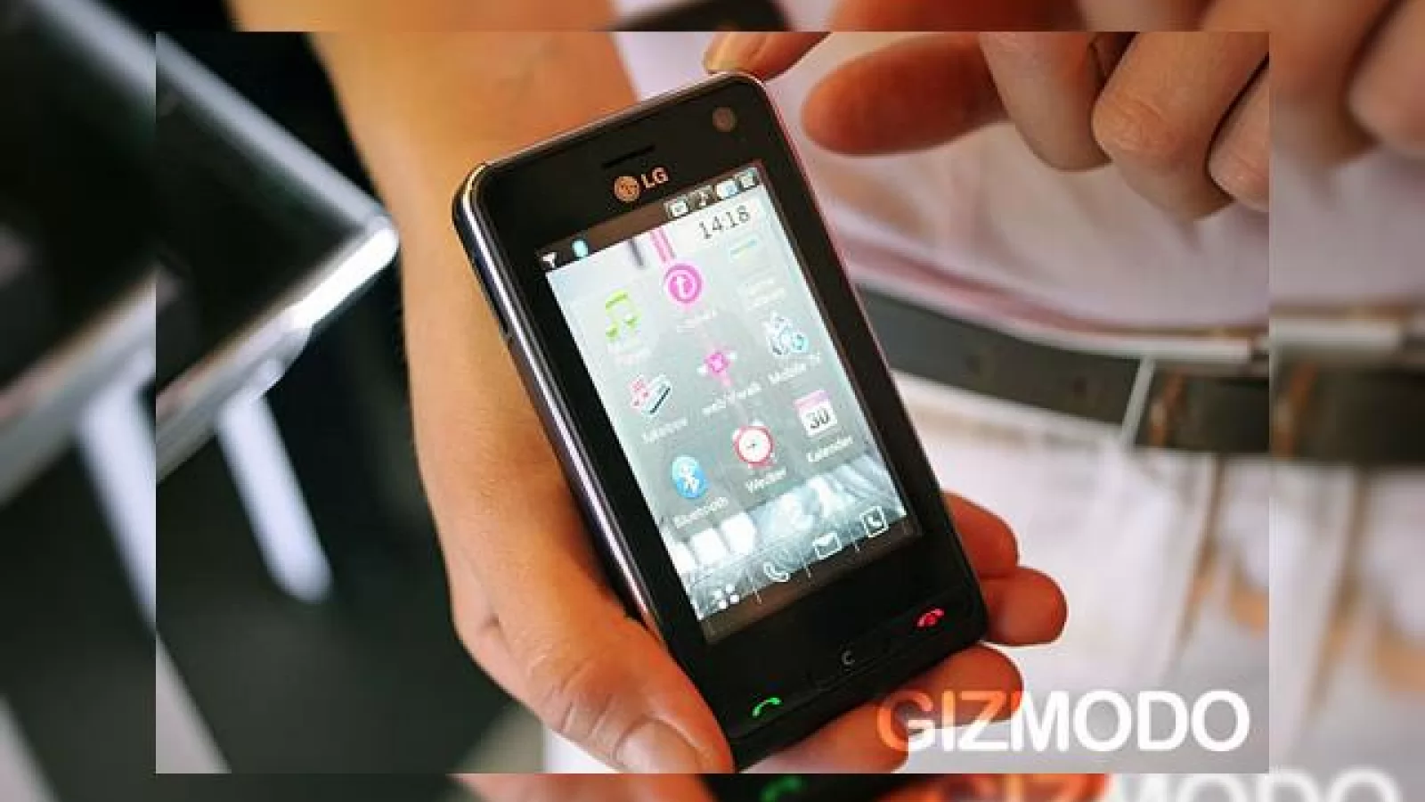 Telefonul touchscreen LG Viewty inregistreaza video DivX la 640x480 si 120fps