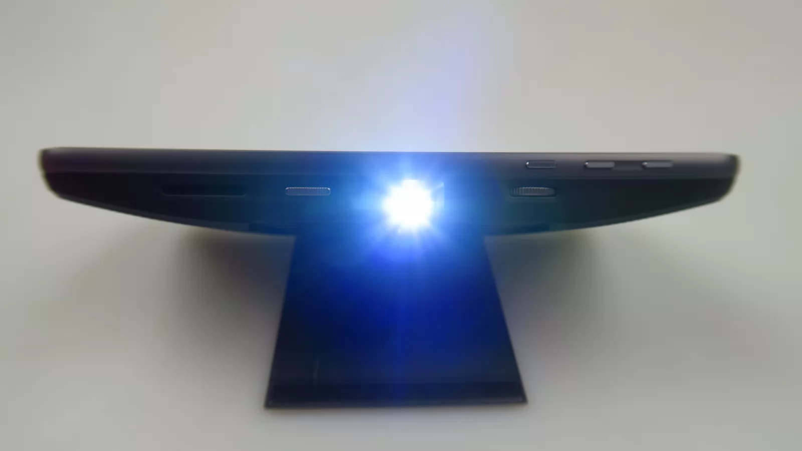 Prezentare Moto Mods: Insta Share Projector pentru Motorola Moto Z, e numai bun pentru o prezentare Power Point rapidă sau un meci văzut cu prietenii (Video)