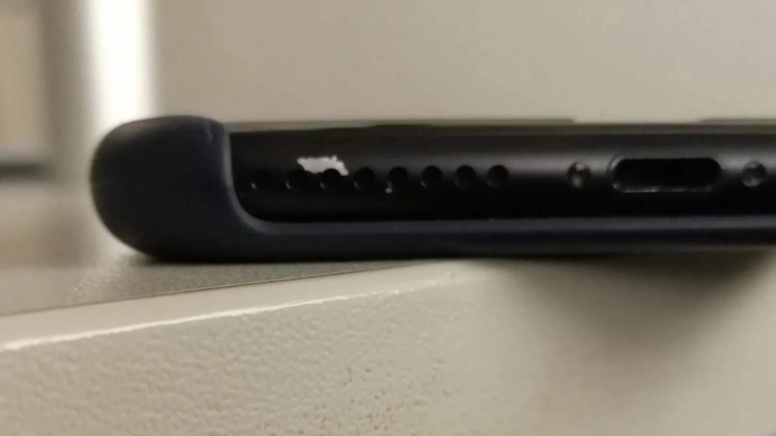 O nouă problemă pentru modelele iPhone: unități iPhone 7 matte black au început să piardă vopsea