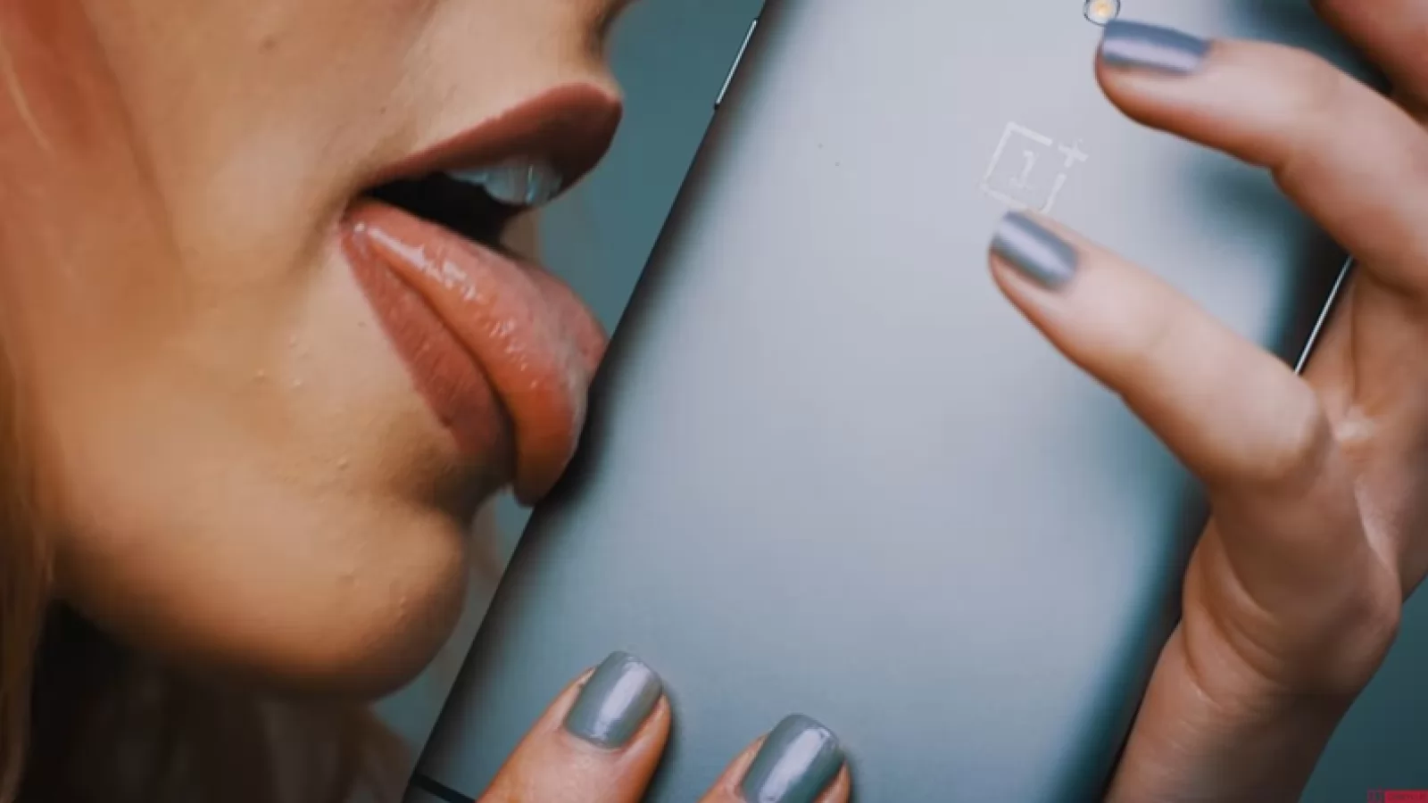 50 Shades of Fail: OnePlus realizează cea mai libidinoasă reclamă de Valentine's Day (Video)