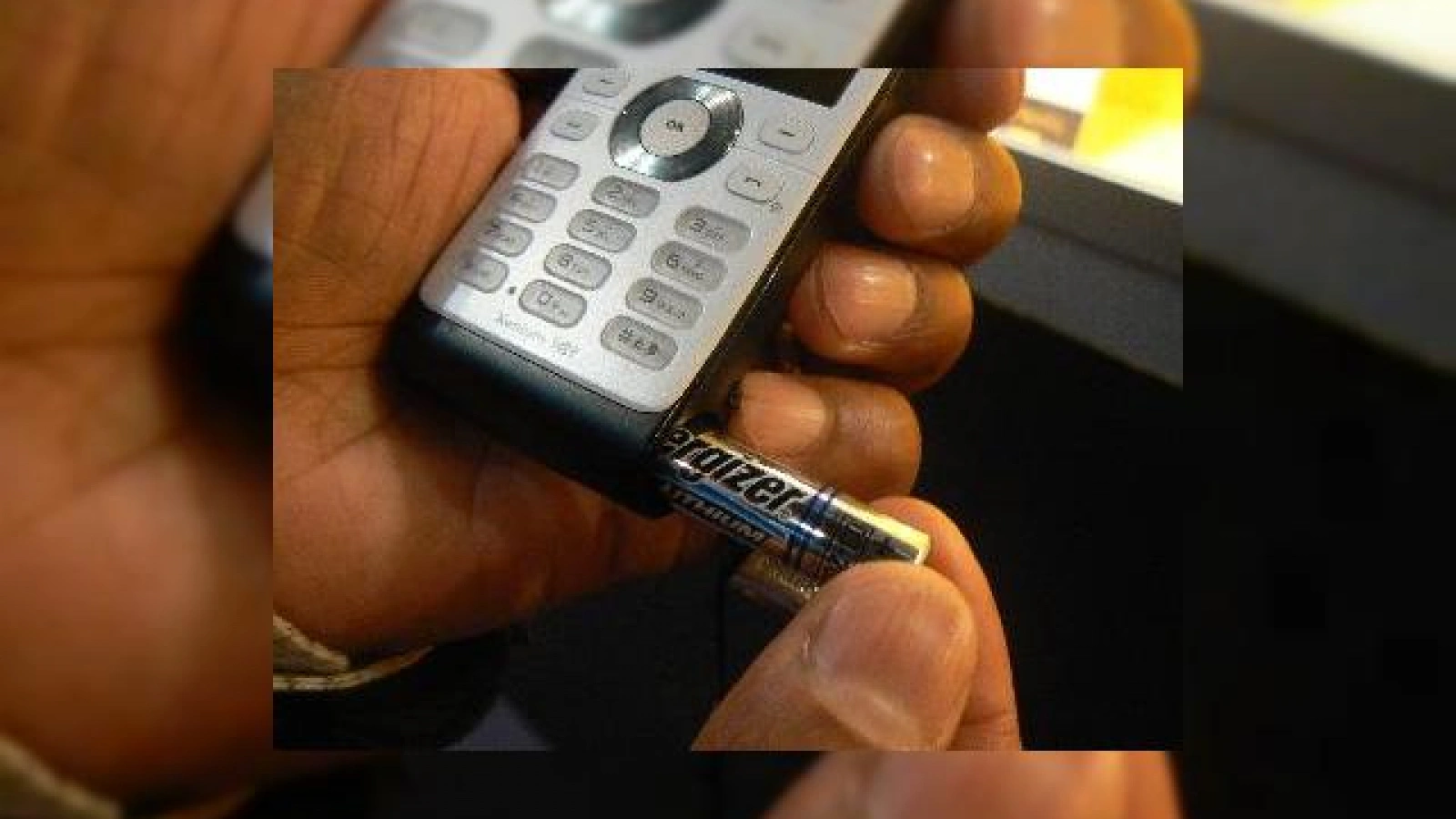 Telefonul Philips Xenium 9@9j ascunde o baterie AAA