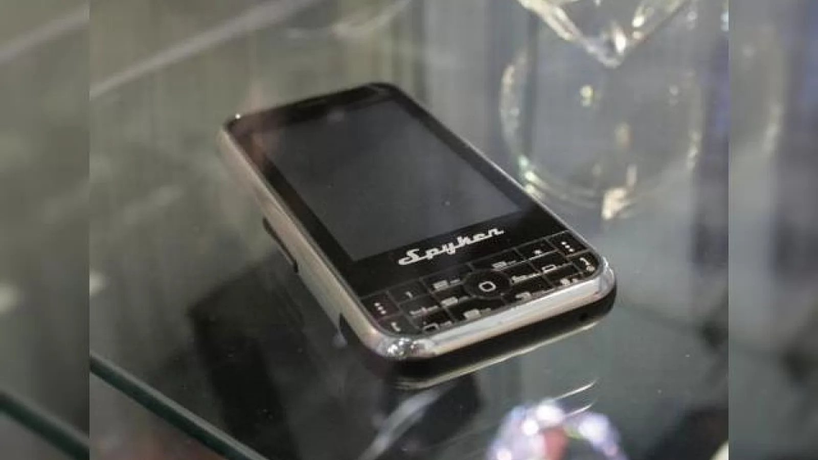 Spyker prezinta un telefon misterios, in stil iPhone