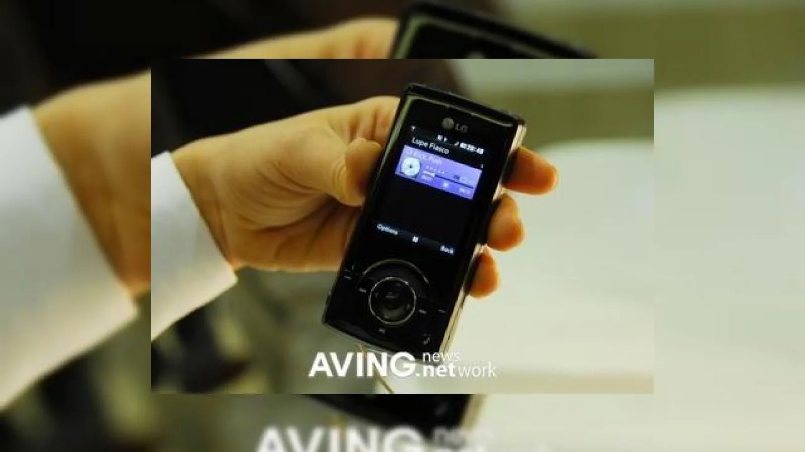 Detalii despre telefonul muzical LG KM500