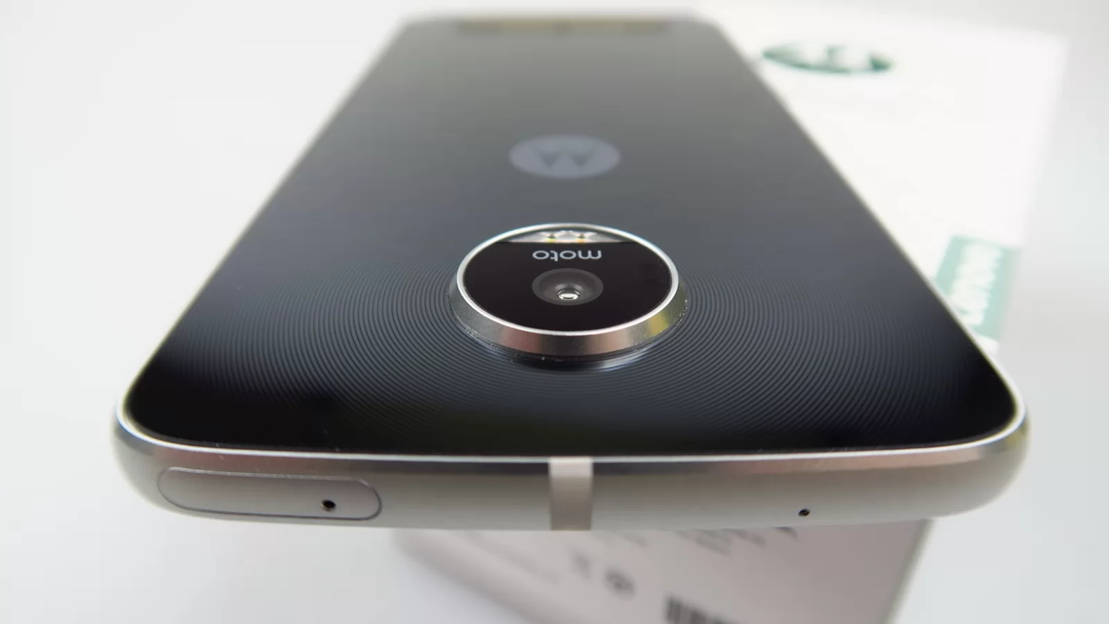 Motorola Moto Z Play Unboxing: Moto Z la categoria uşoară, dar cu extra baterie (Video)